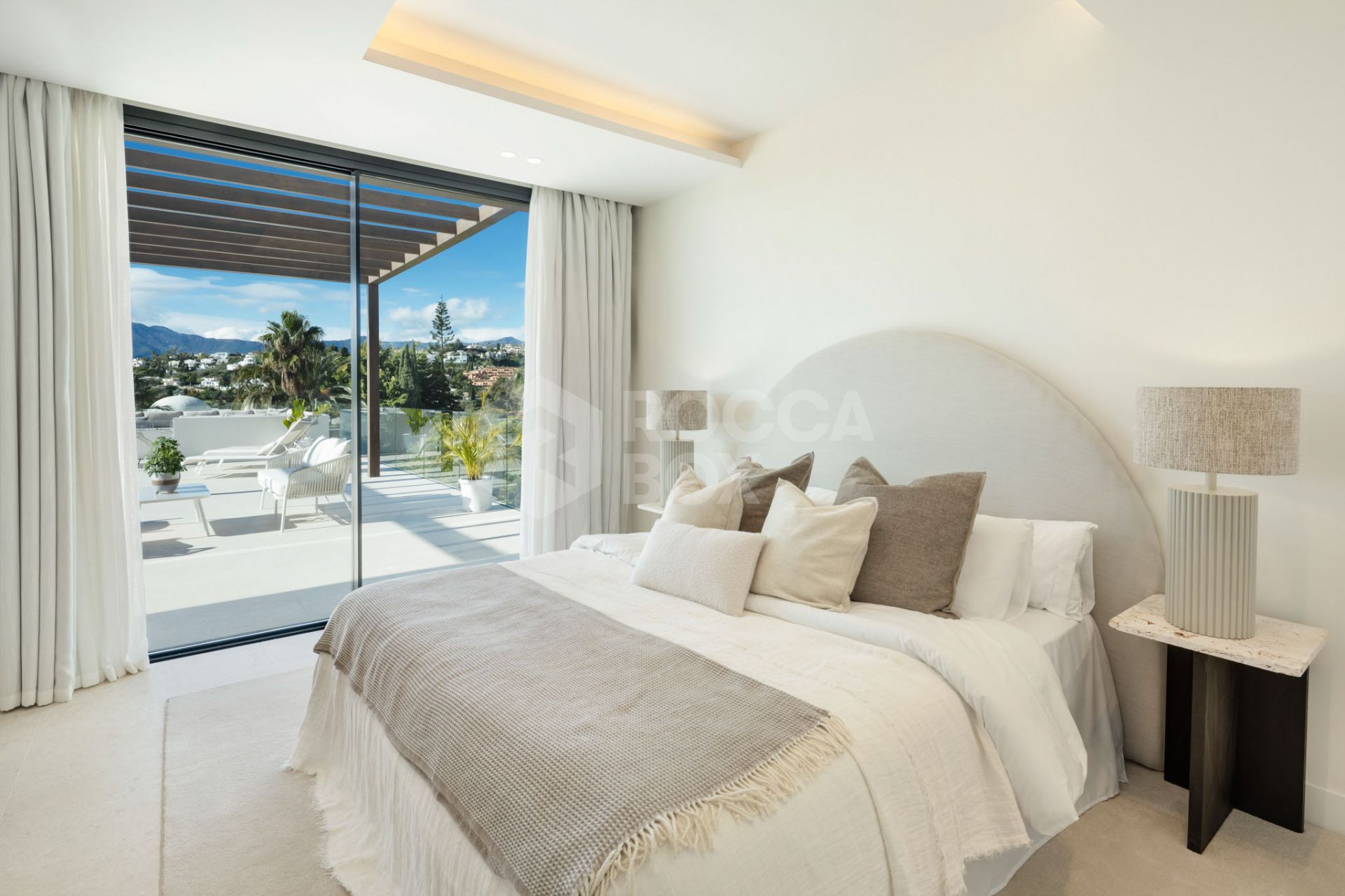 Exquisite 5-Bedroom Luxury Villa in El Paraiso