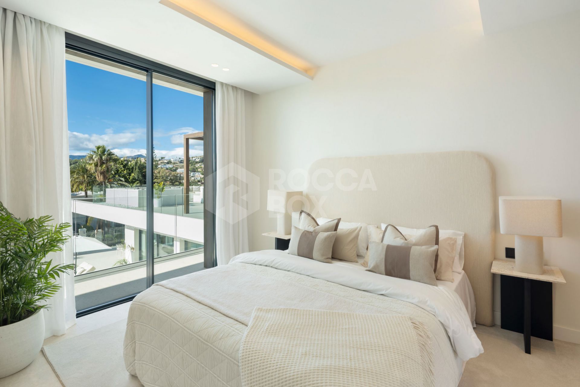 Exquisite 5-Bedroom Luxury Villa in El Paraiso