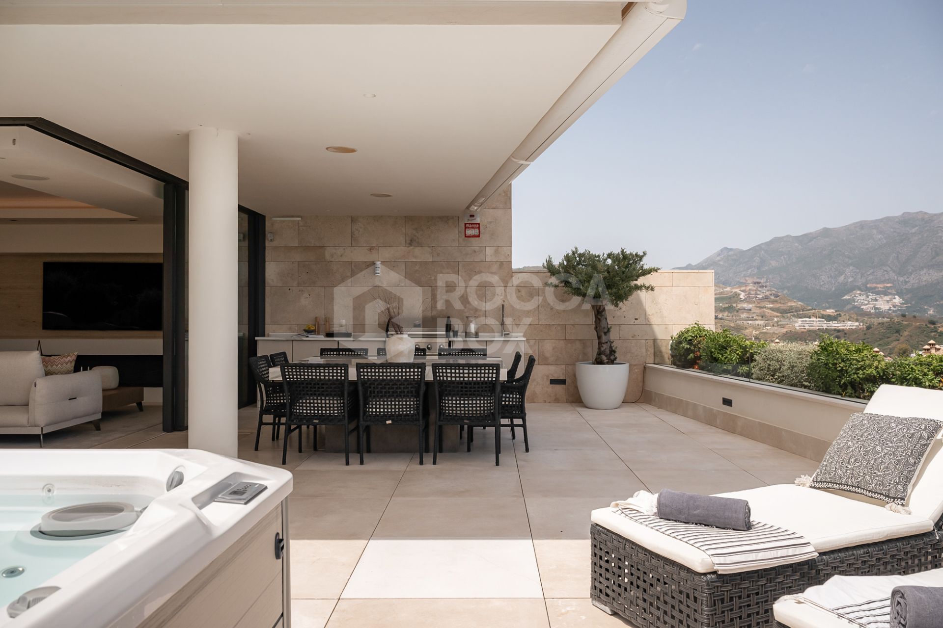 Luxury Apartment with Panoramic Views and Absolute Privacy