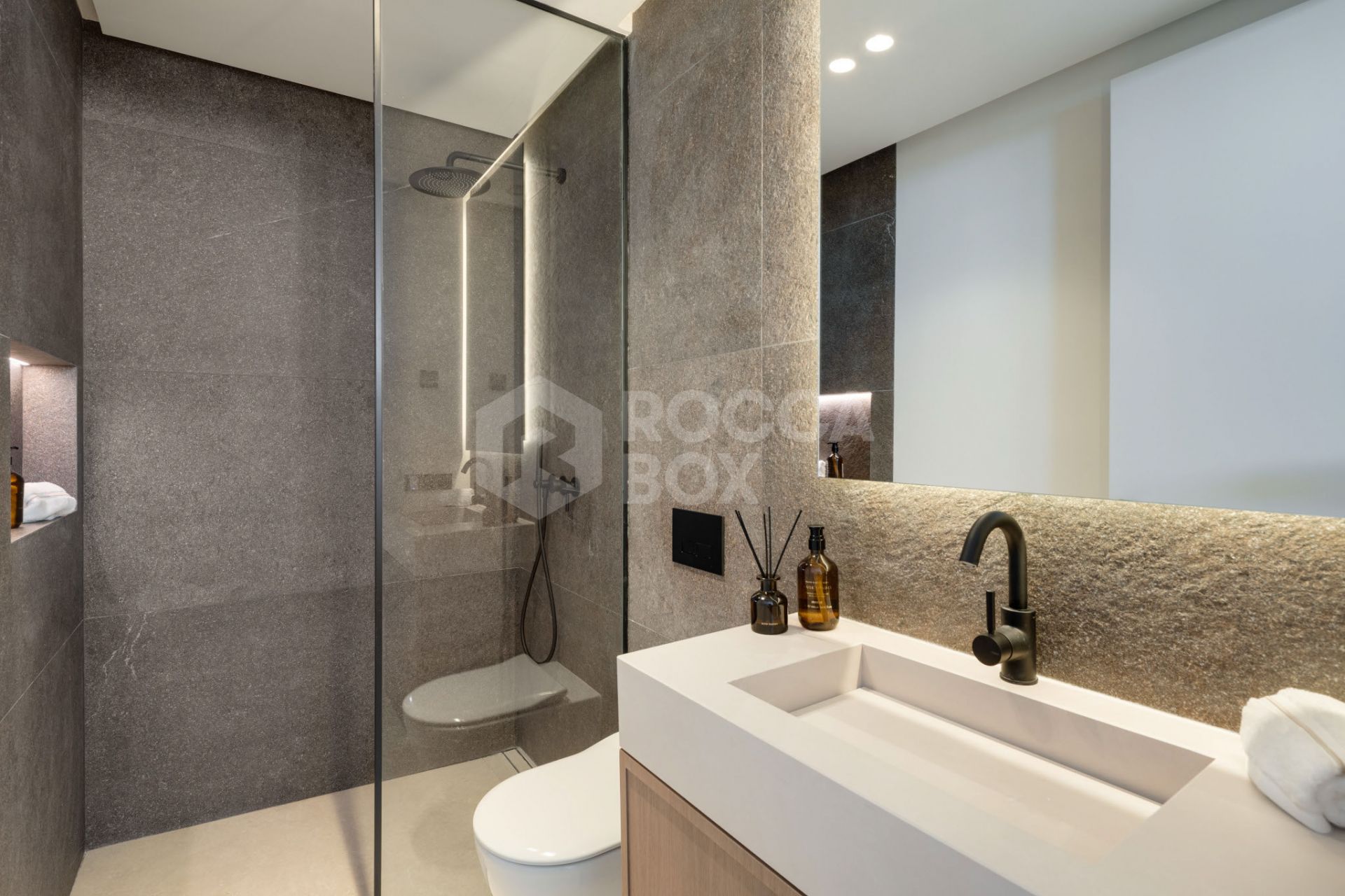 Exquisite 5-Bedroom Luxury Villa with Panoramic Views and Exceptional Amenities