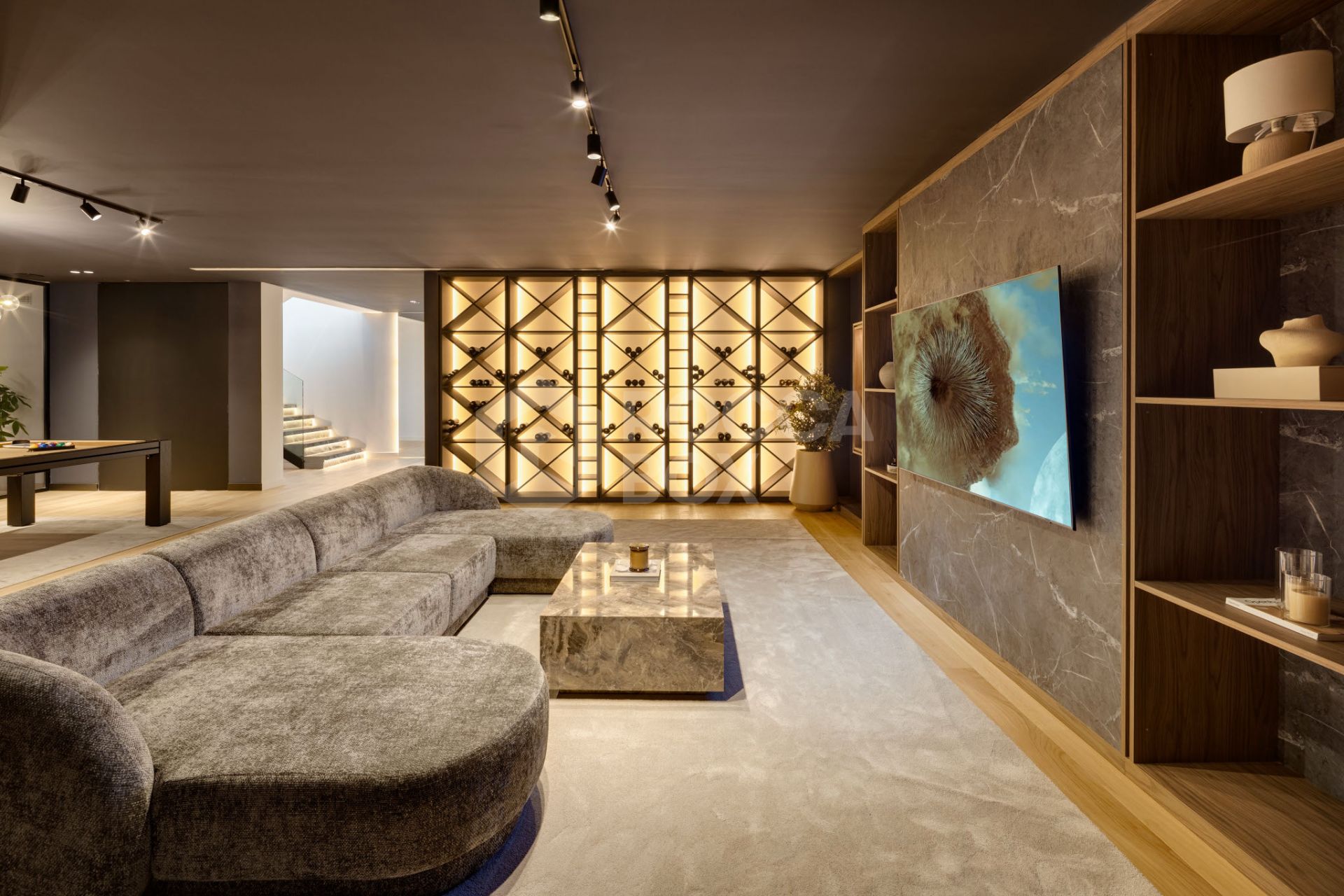 Exquisite 5-Bedroom Luxury Villa with Panoramic Views and Exceptional Amenities