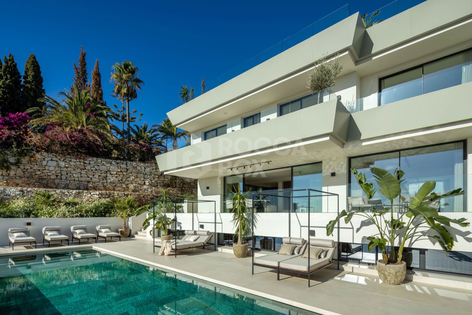 Exquisite 5-Bedroom Luxury Villa with Panoramic Views and Exceptional Amenities