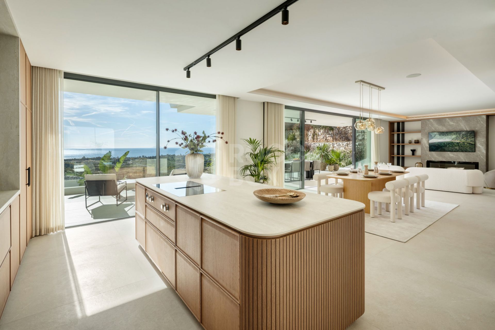 Exquisite 5-Bedroom Luxury Villa with Panoramic Views and Exceptional Amenities