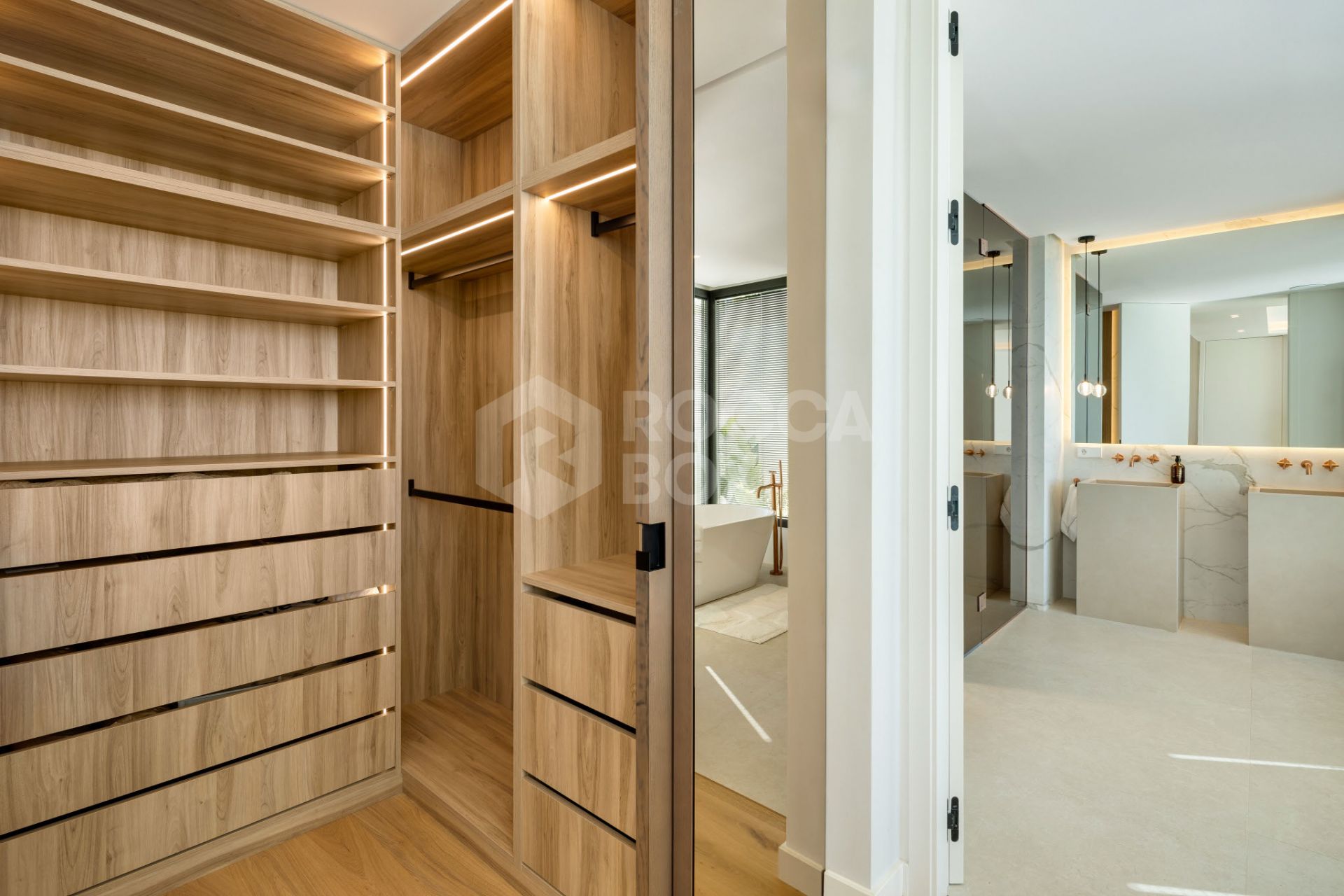 Exquisite 5-Bedroom Luxury Villa with Panoramic Views and Exceptional Amenities