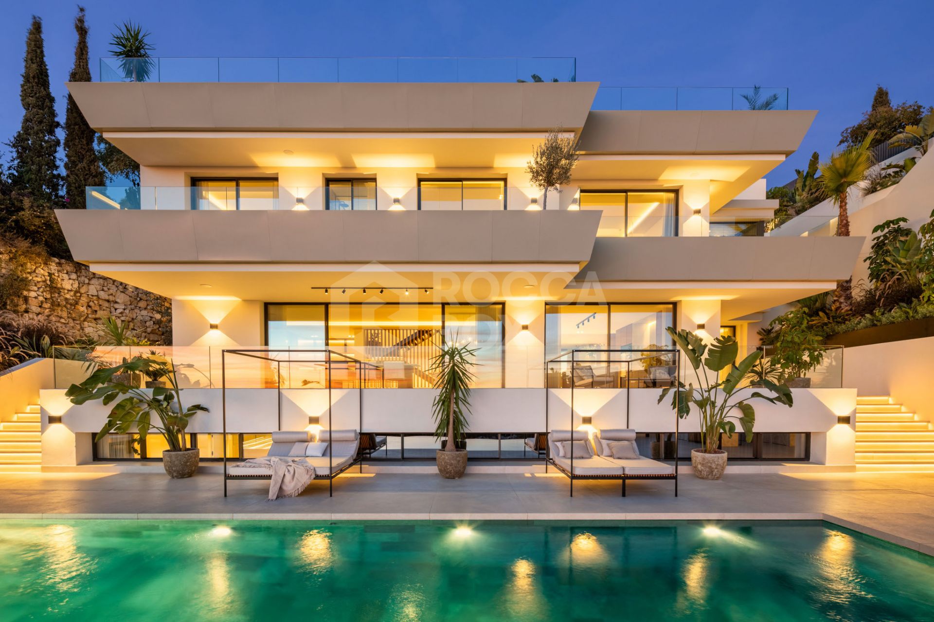 Exquisite 5-Bedroom Luxury Villa with Panoramic Views and Exceptional Amenities