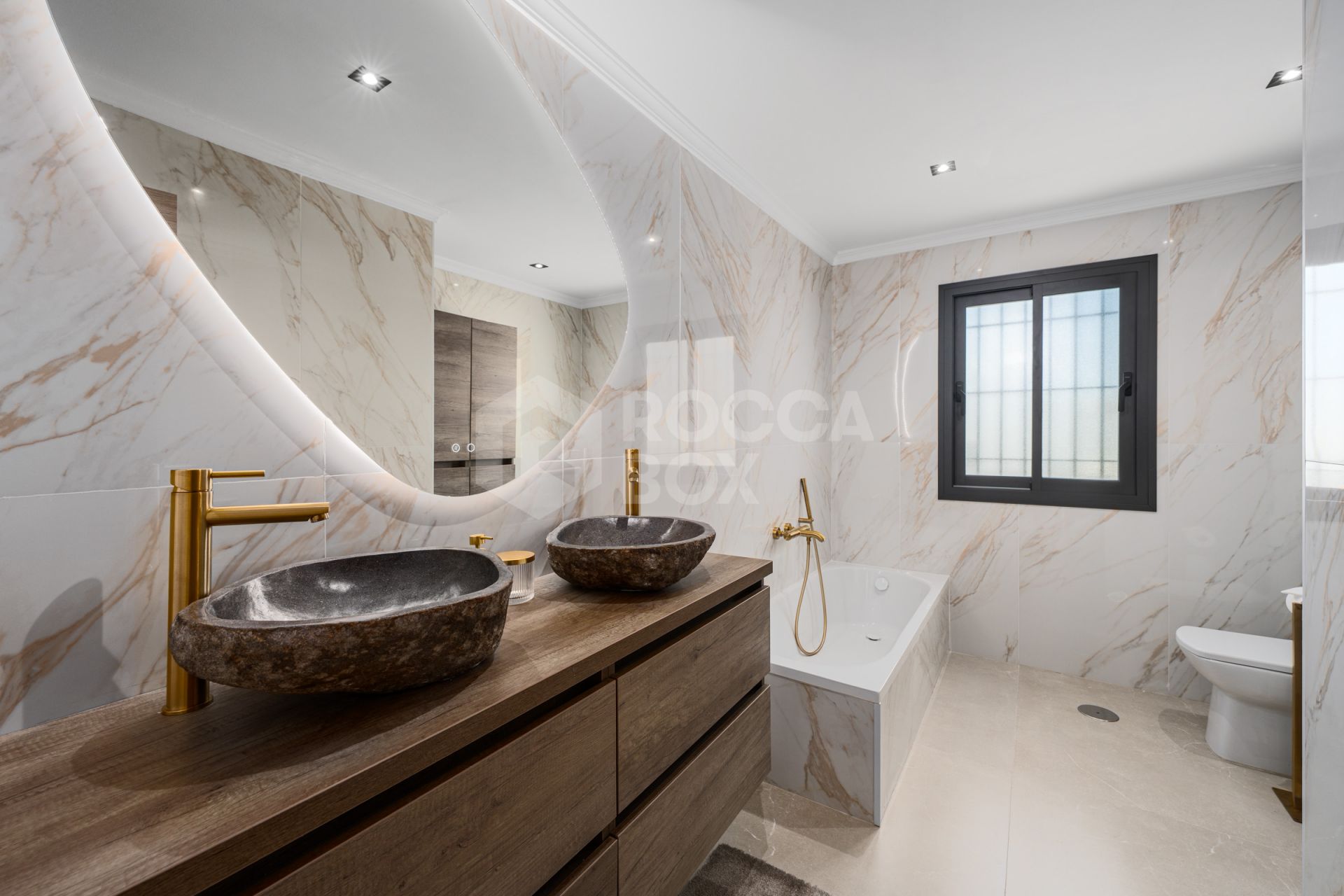 Exquisite Six-Bedroom Luxury Villa in The Heart Of Nueva Andalucia