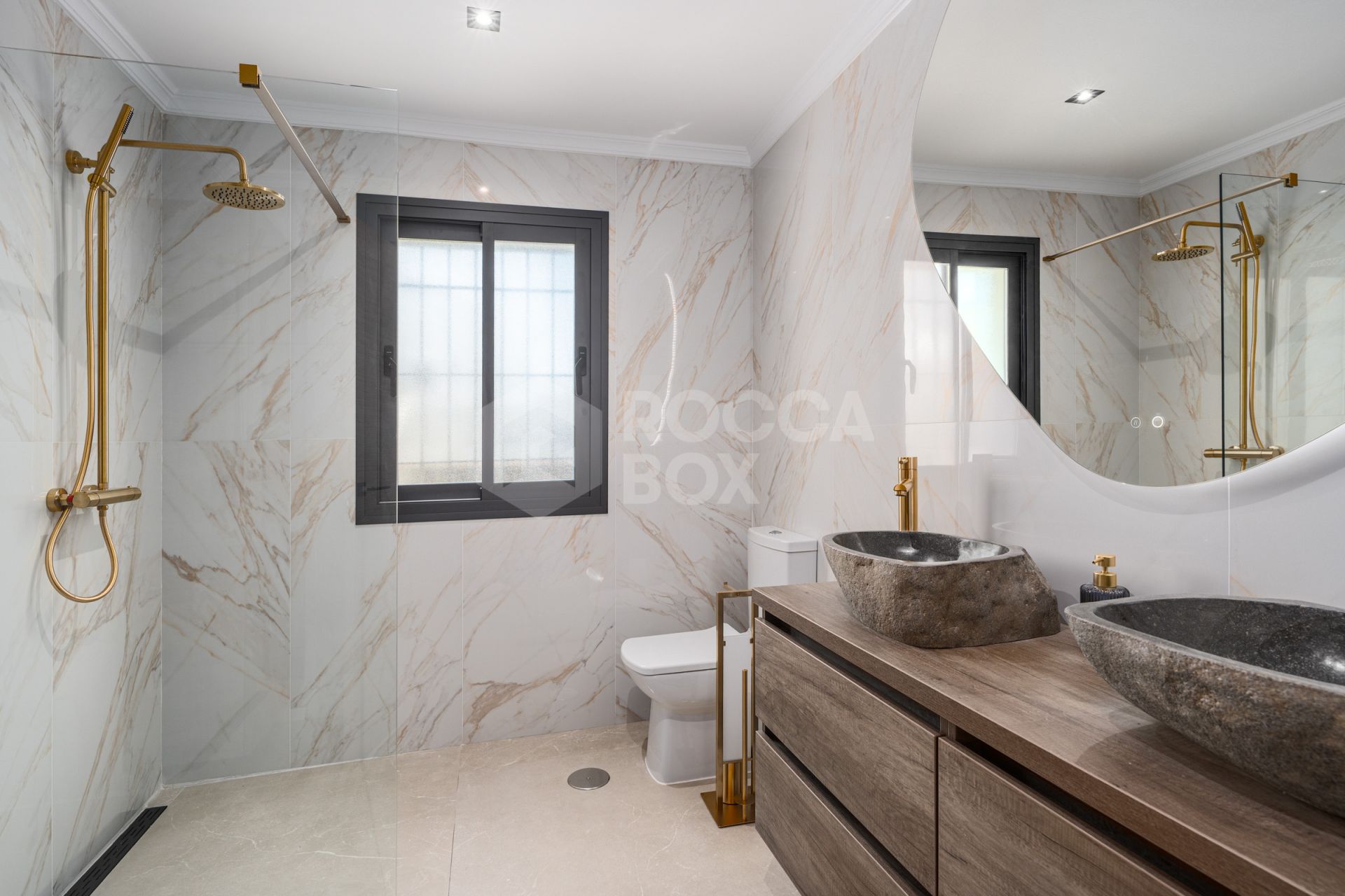 Exquisite Six-Bedroom Luxury Villa in The Heart Of Nueva Andalucia