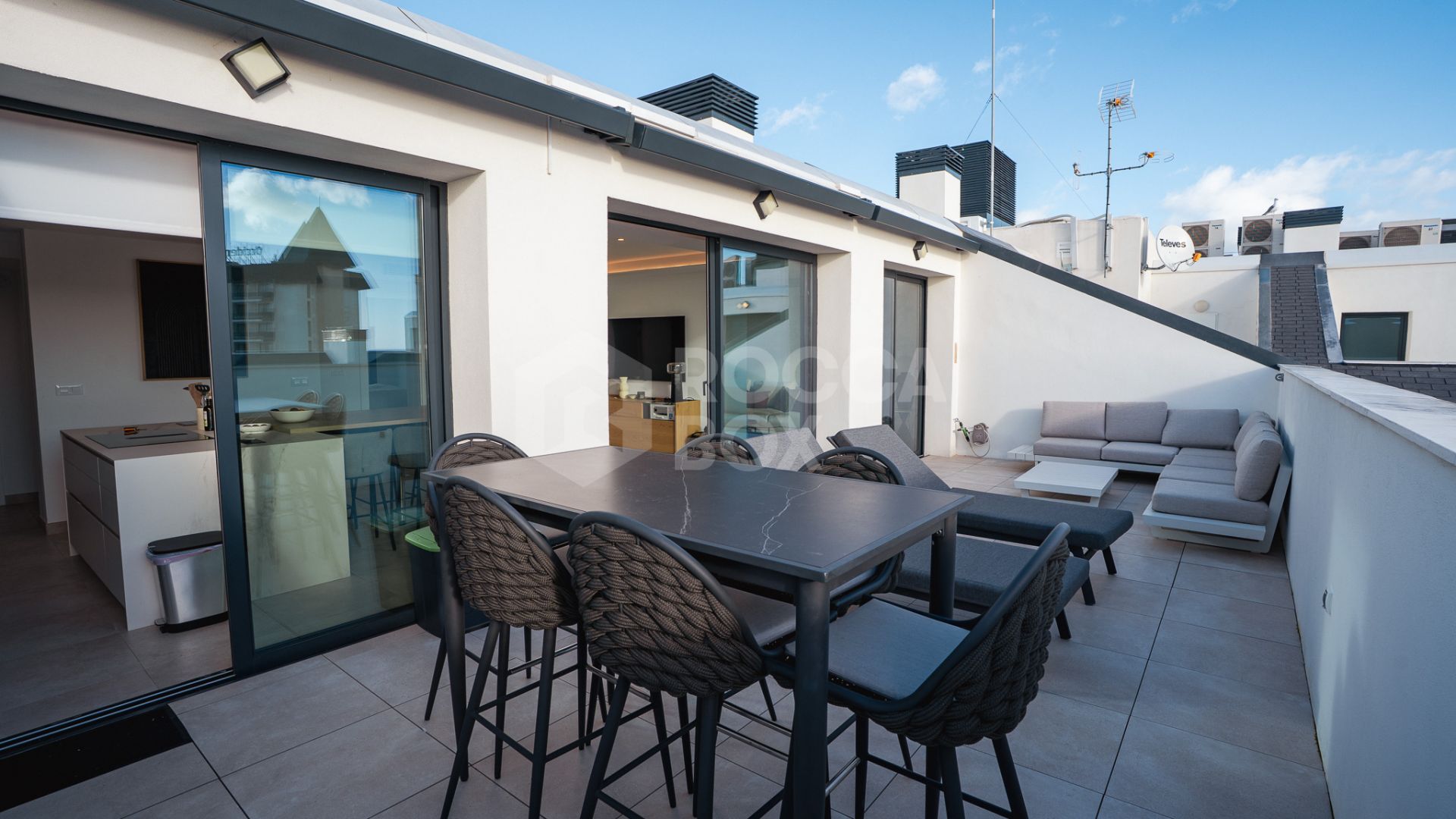 Luxury 3 Bedroom Penthouse 100 Meters From The Beach