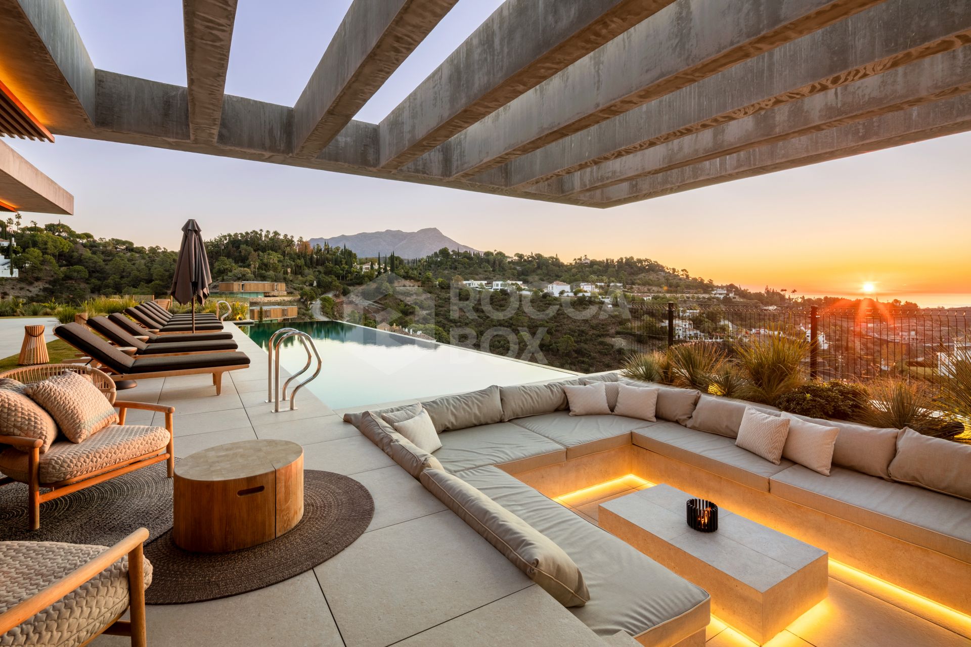 Exquisite Six-Bedroom Luxury Villa with Panoramic Views in El Madroñal