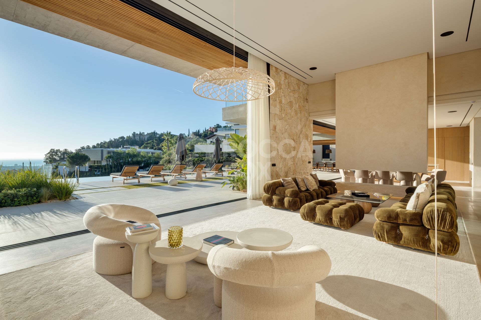 Exquisite Six-Bedroom Luxury Villa with Panoramic Views in El Madroñal