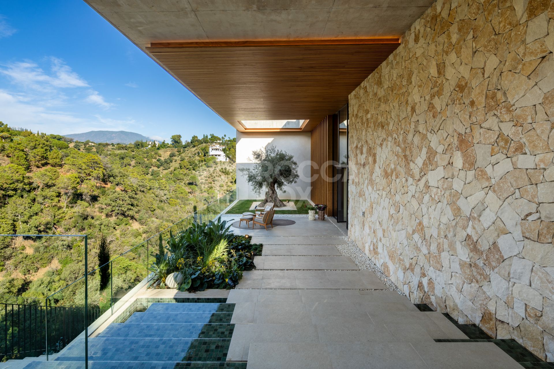 Exquisite Six-Bedroom Luxury Villa with Panoramic Views in El Madroñal