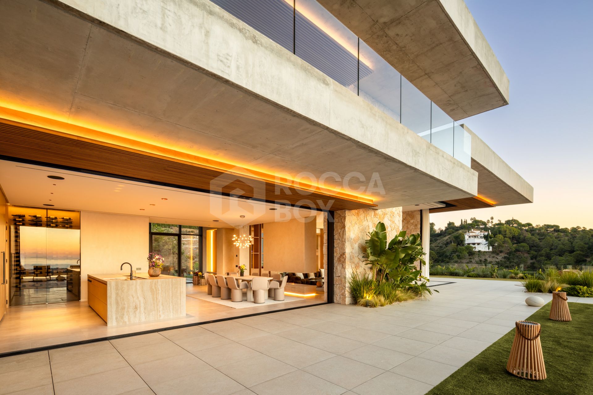 Exquisite Six-Bedroom Luxury Villa with Panoramic Views in El Madroñal