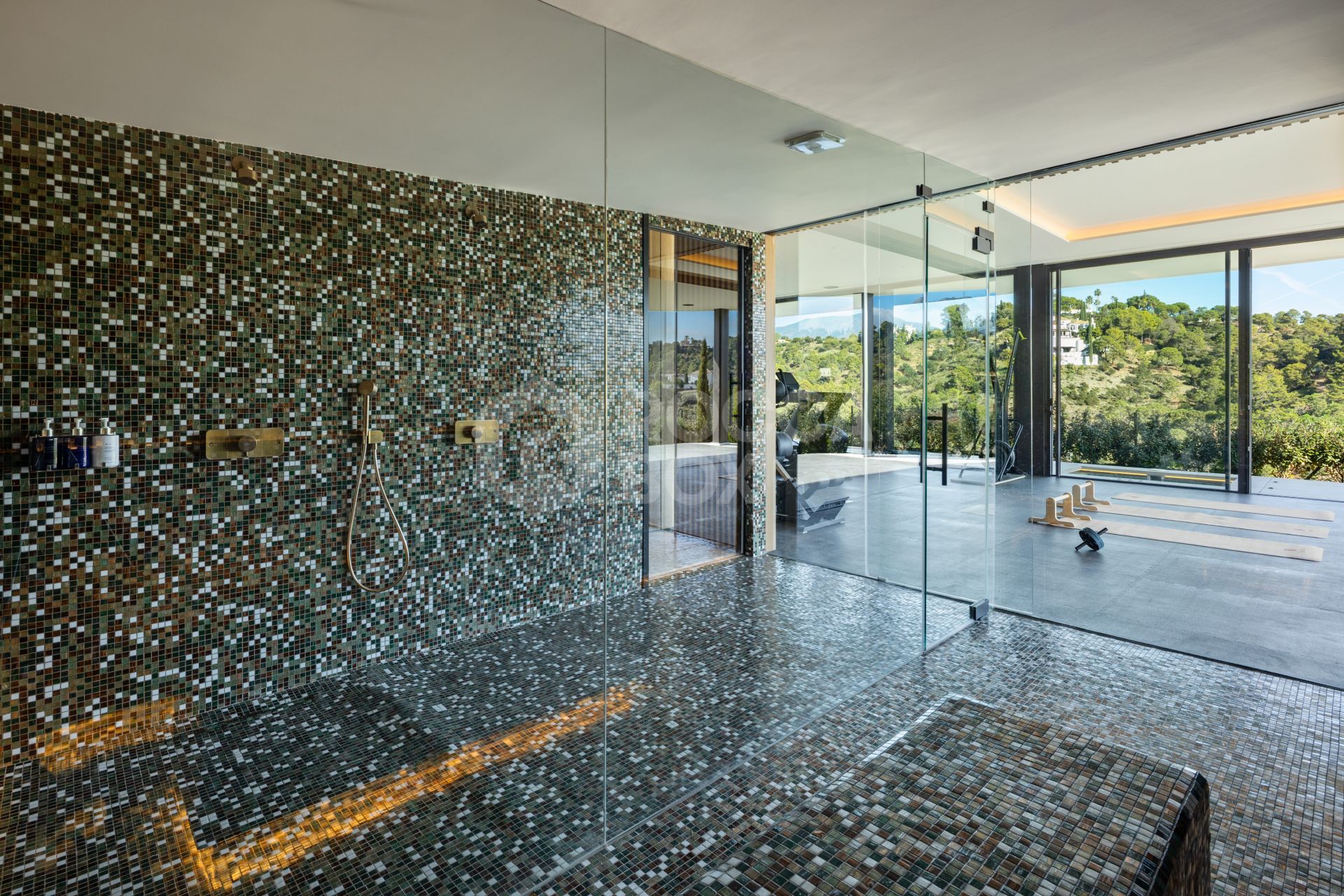 Exquisite Six-Bedroom Luxury Villa with Panoramic Views in El Madroñal