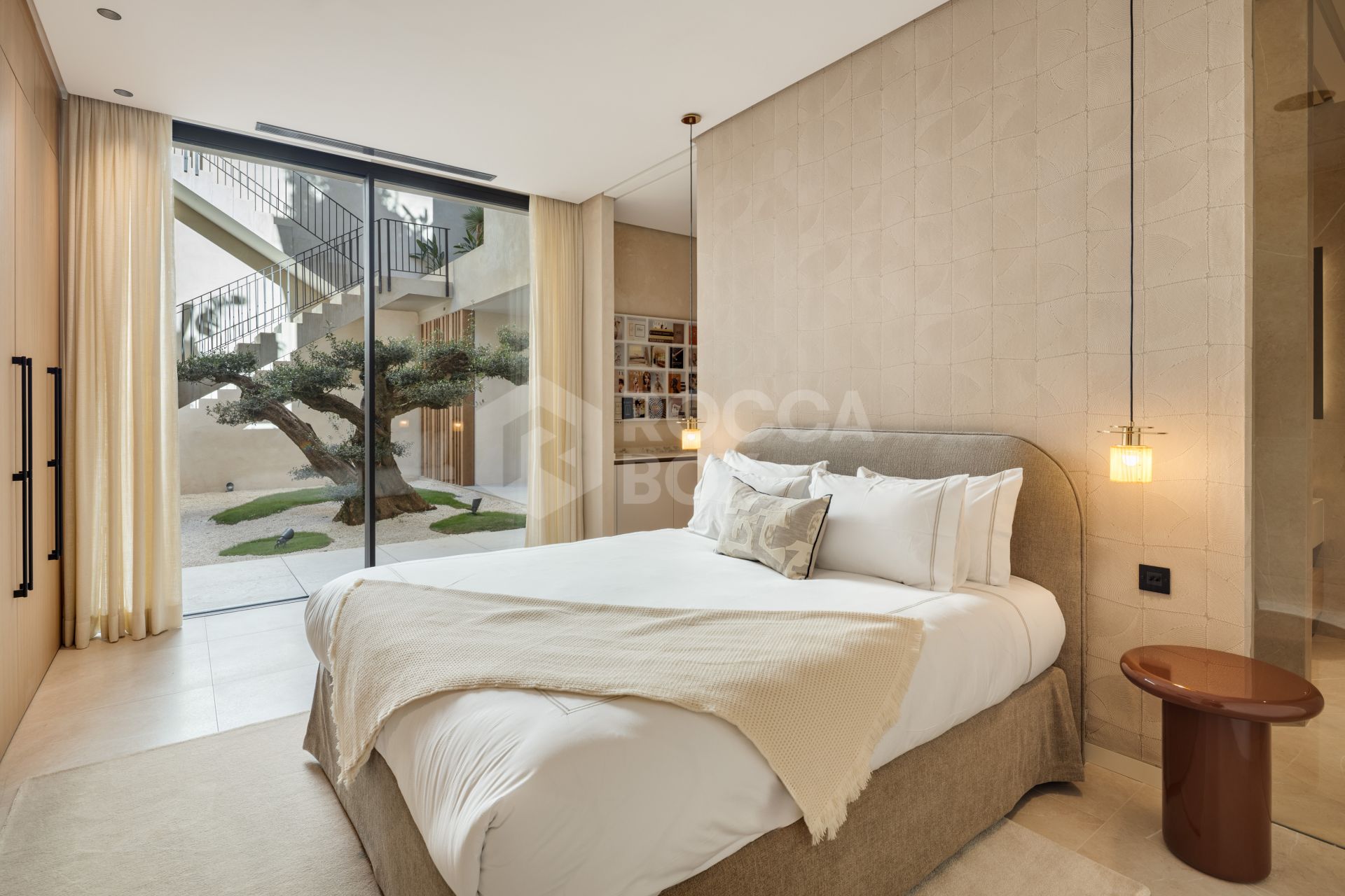 Exquisite Six-Bedroom Luxury Villa with Panoramic Views in El Madroñal