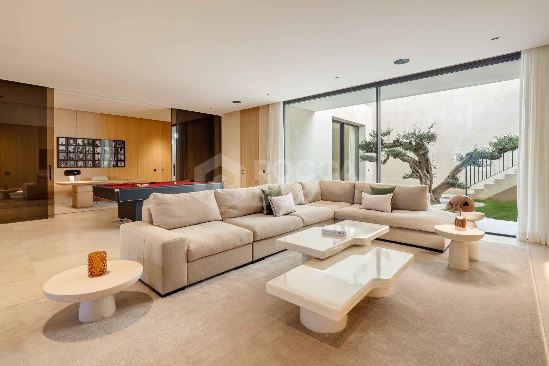 Exquisite Six-Bedroom Luxury Villa with Panoramic Views in El Madroñal