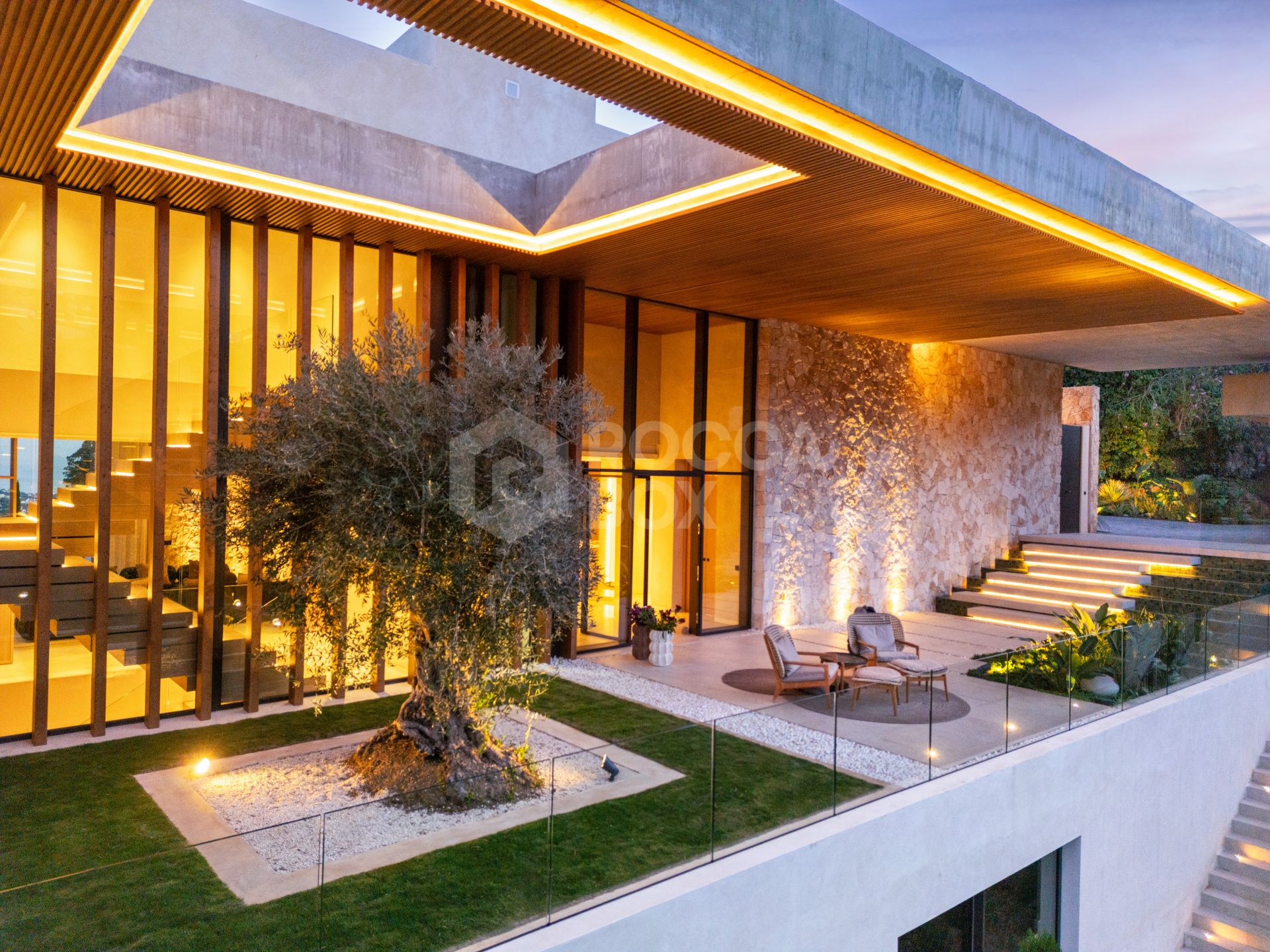 Exquisite Six-Bedroom Luxury Villa with Panoramic Views in El Madroñal