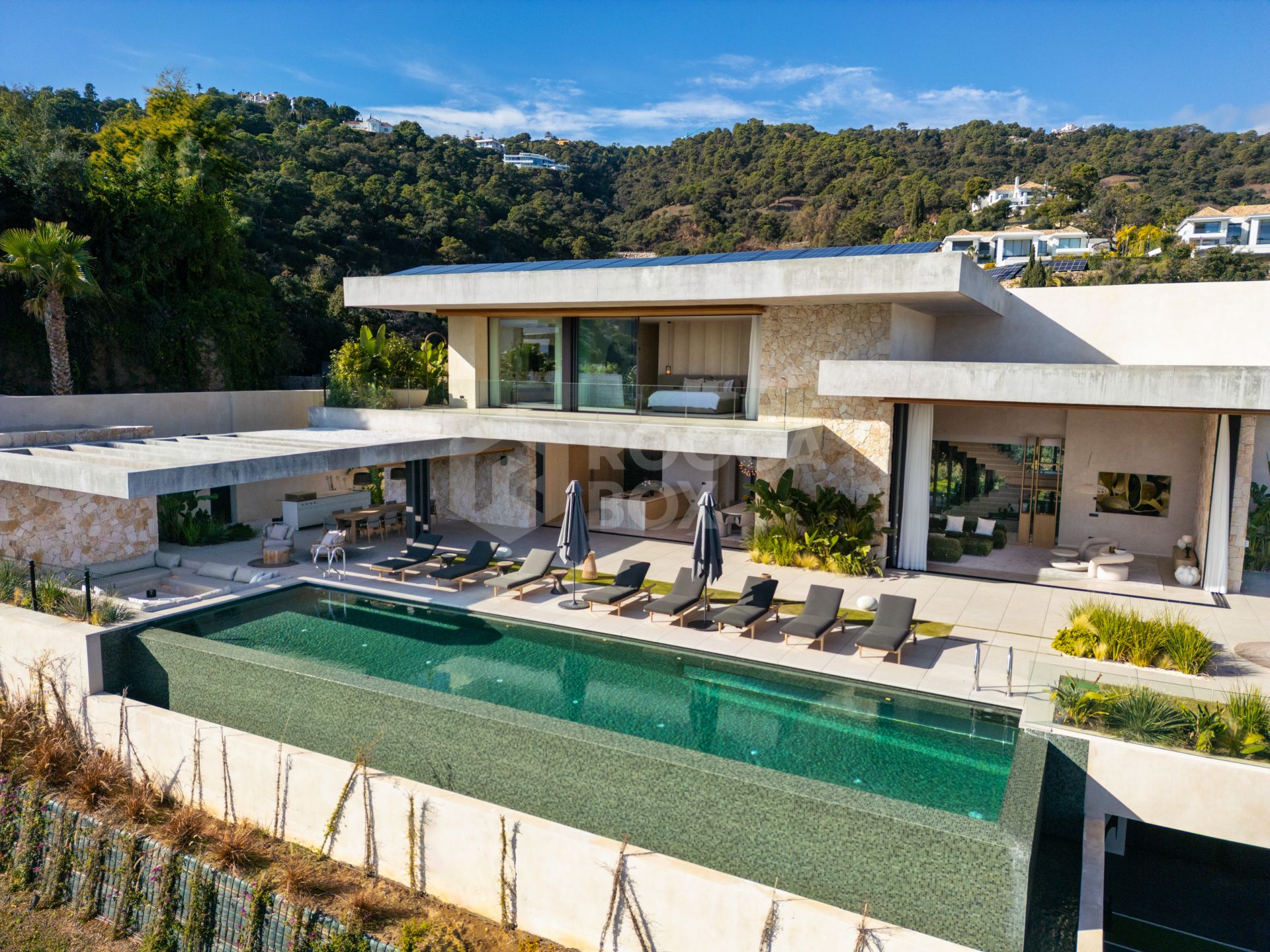 Exquisite Six-Bedroom Luxury Villa with Panoramic Views in El Madroñal