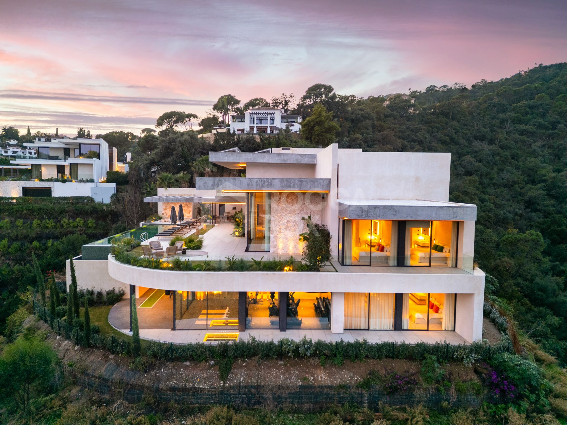 Exquisite Six-Bedroom Luxury Villa with Panoramic Views in El Madroñal