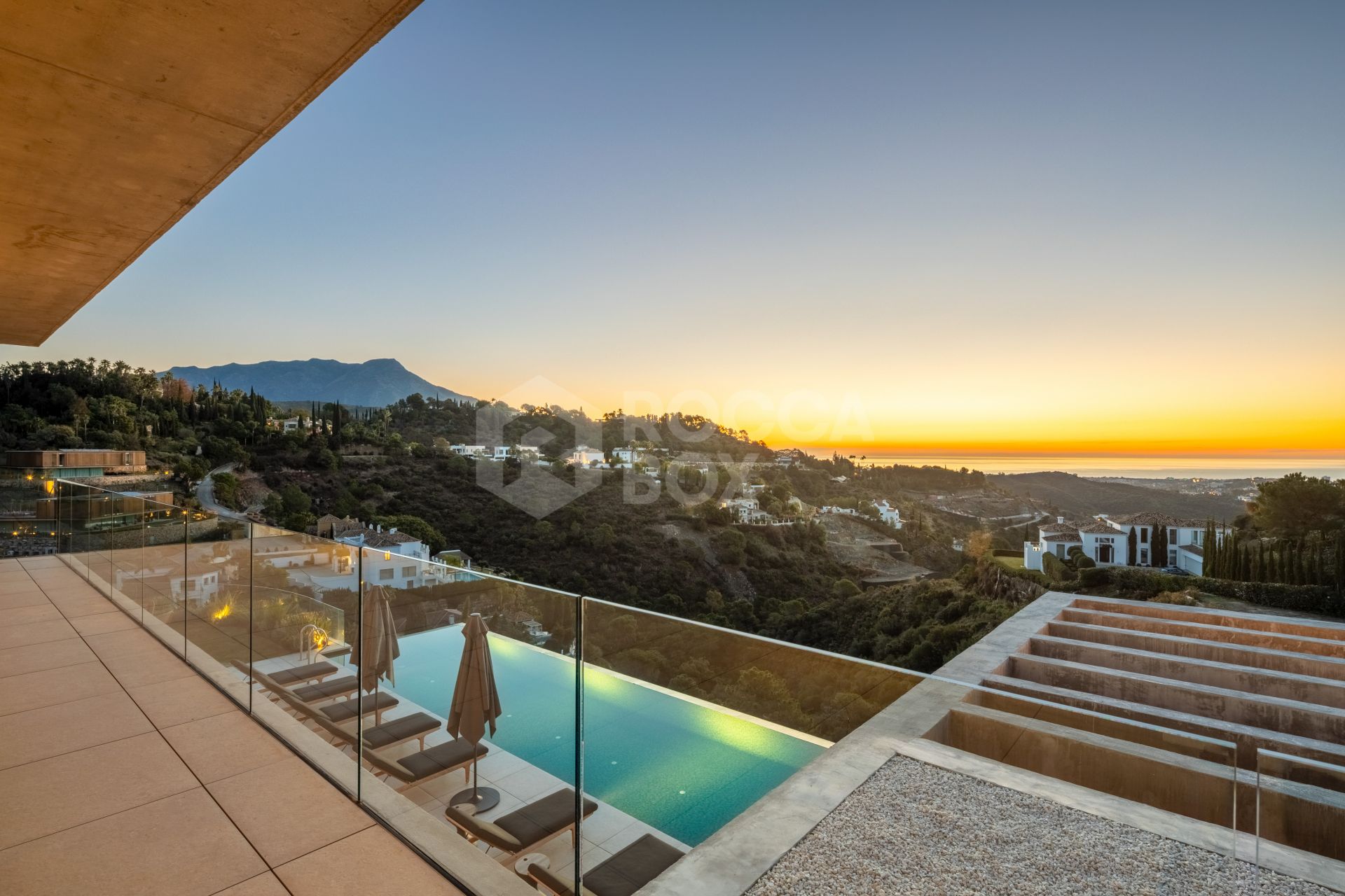 Exquisite Six-Bedroom Luxury Villa with Panoramic Views in El Madroñal