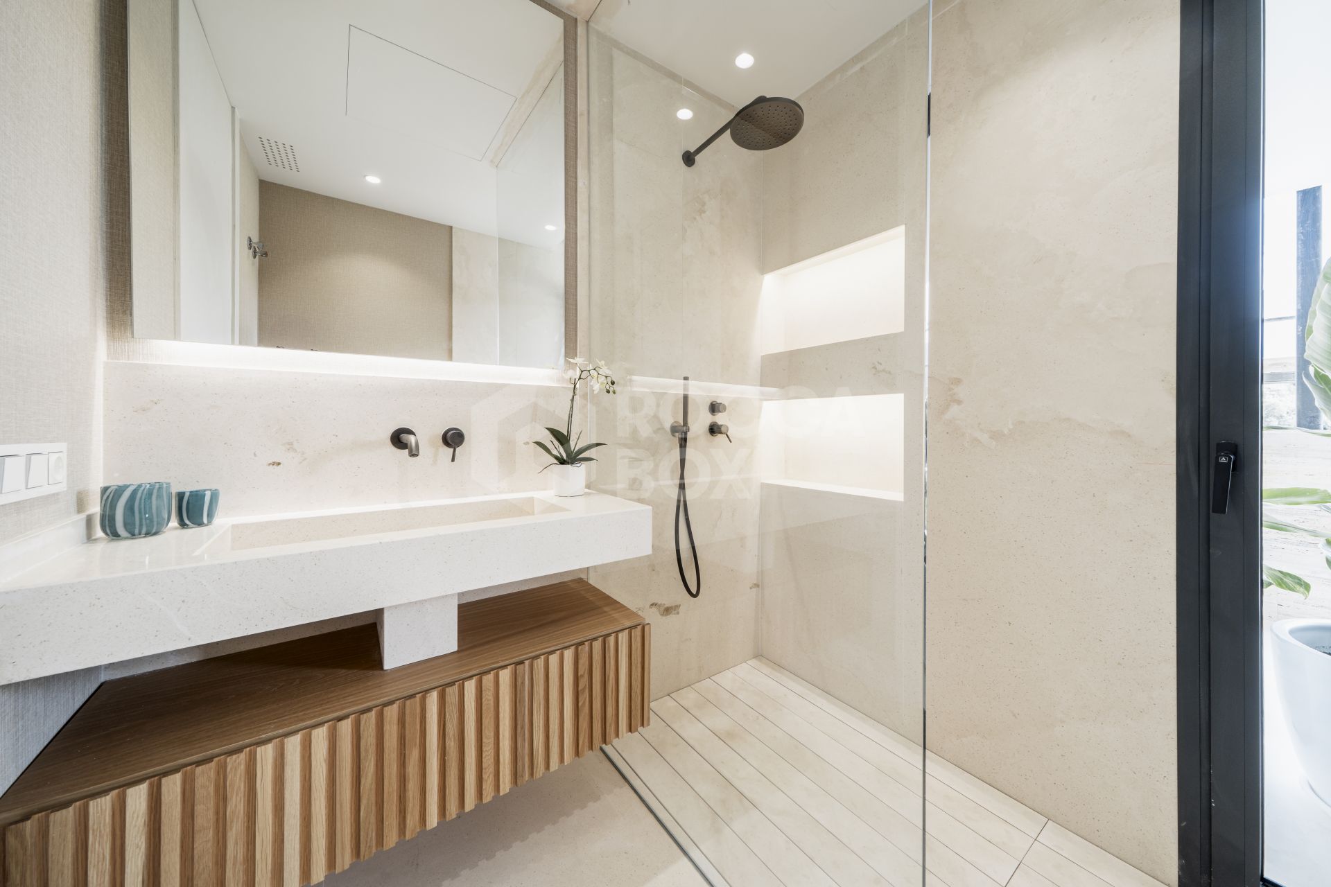 Exquisite New Build Apartment with Panoramic Views and Luxury Amenities