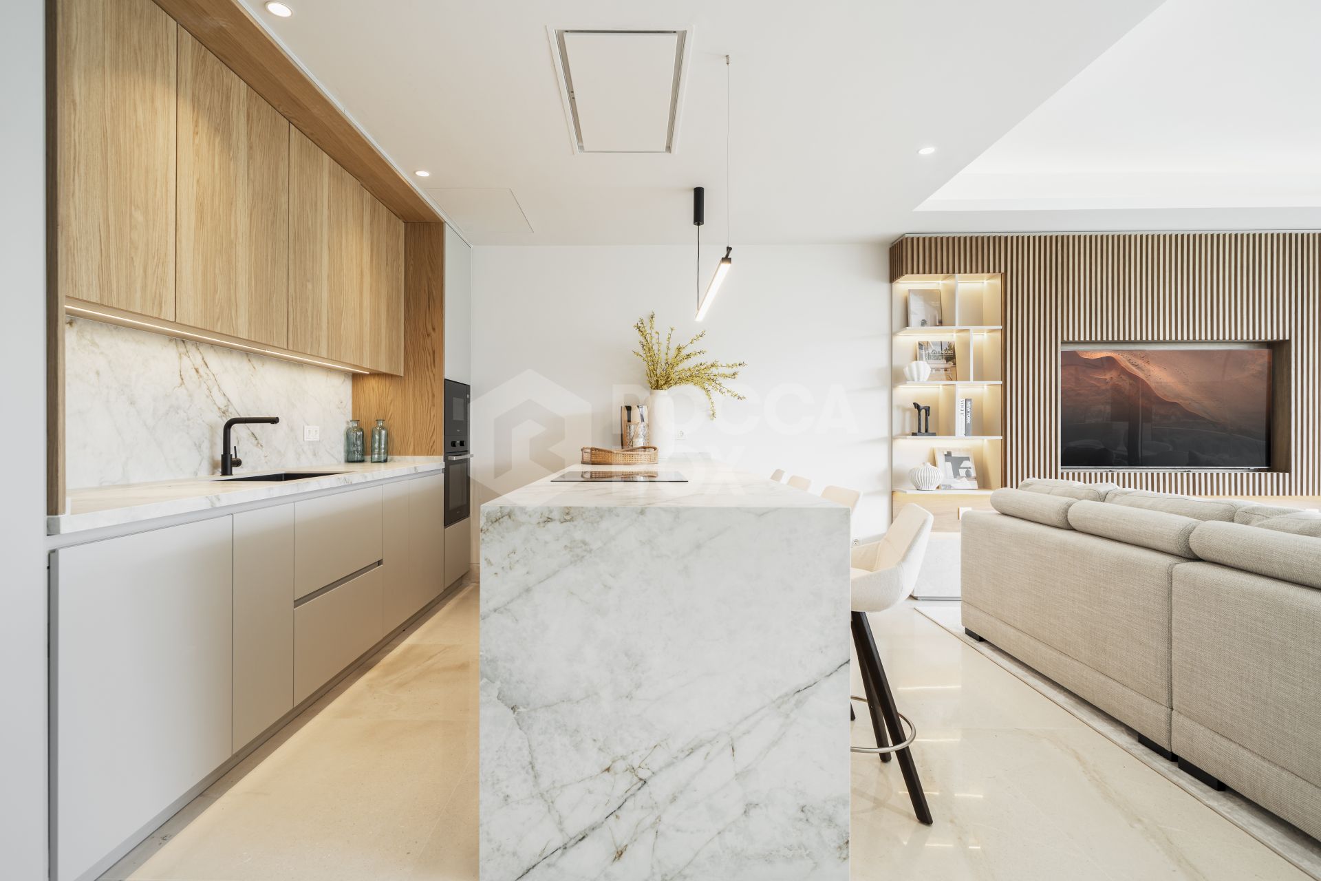 Exquisite New Build Apartment with Panoramic Views and Luxury Amenities