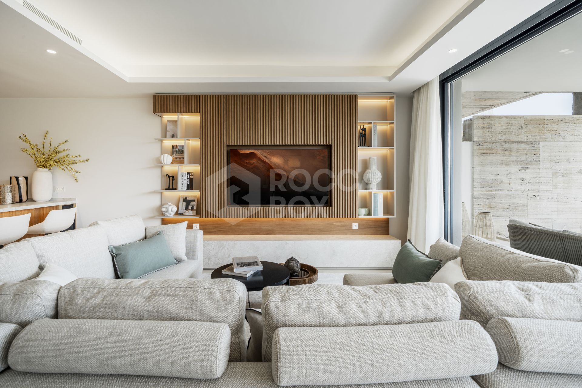 Exquisite New Build Apartment with Panoramic Views and Luxury Amenities