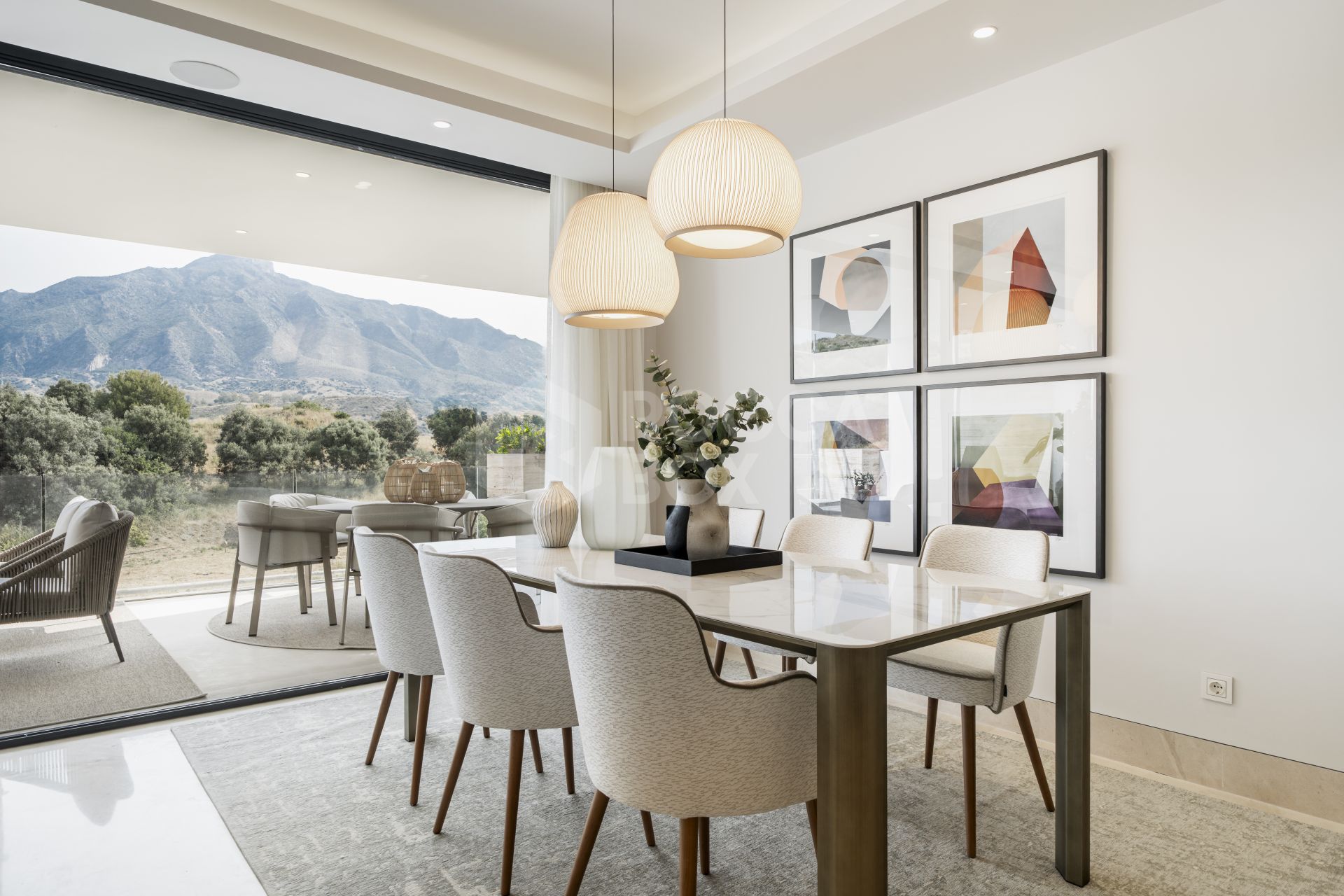 Exquisite New Build Apartment with Panoramic Views and Luxury Amenities