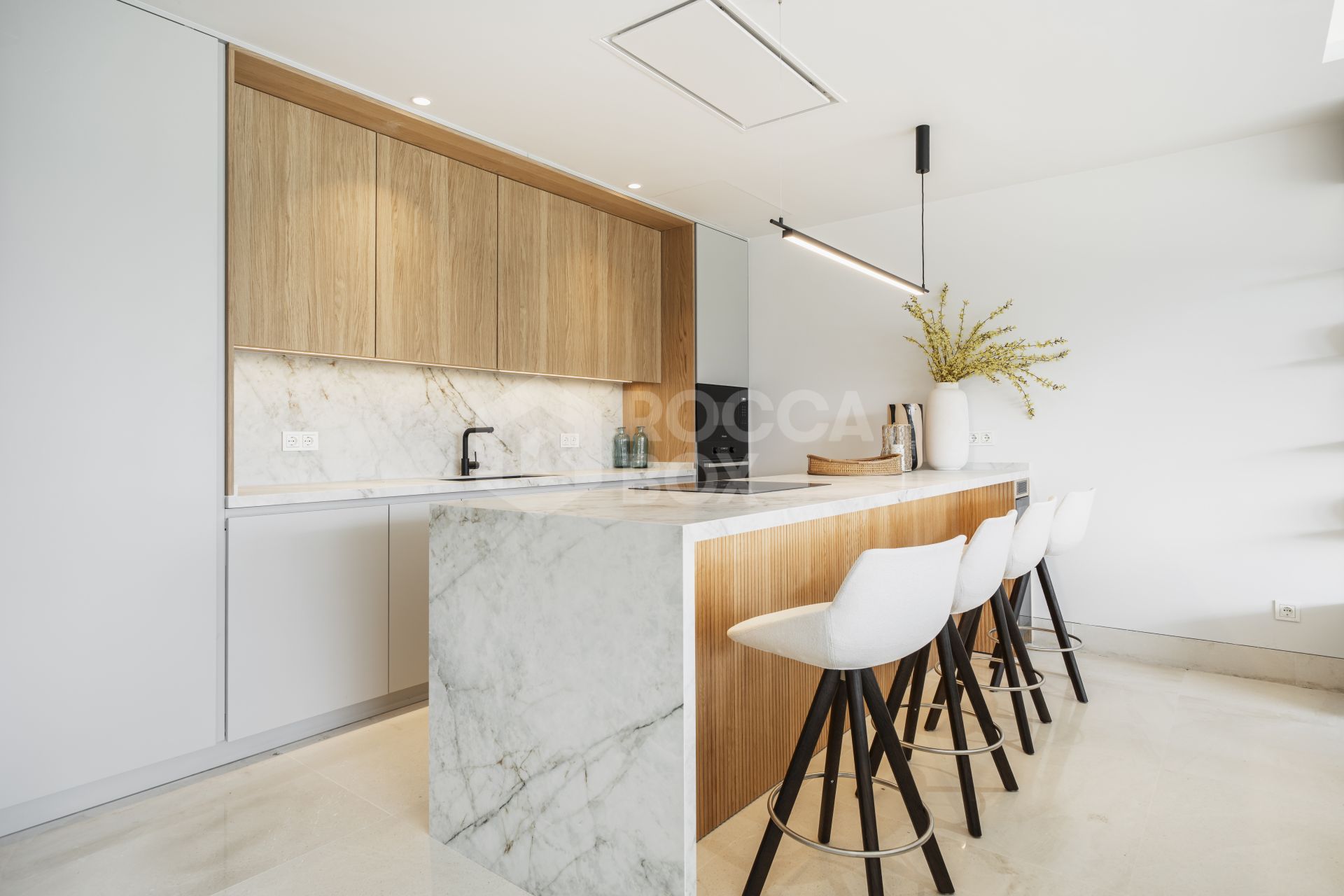 Exquisite New Build Apartment with Panoramic Views and Luxury Amenities