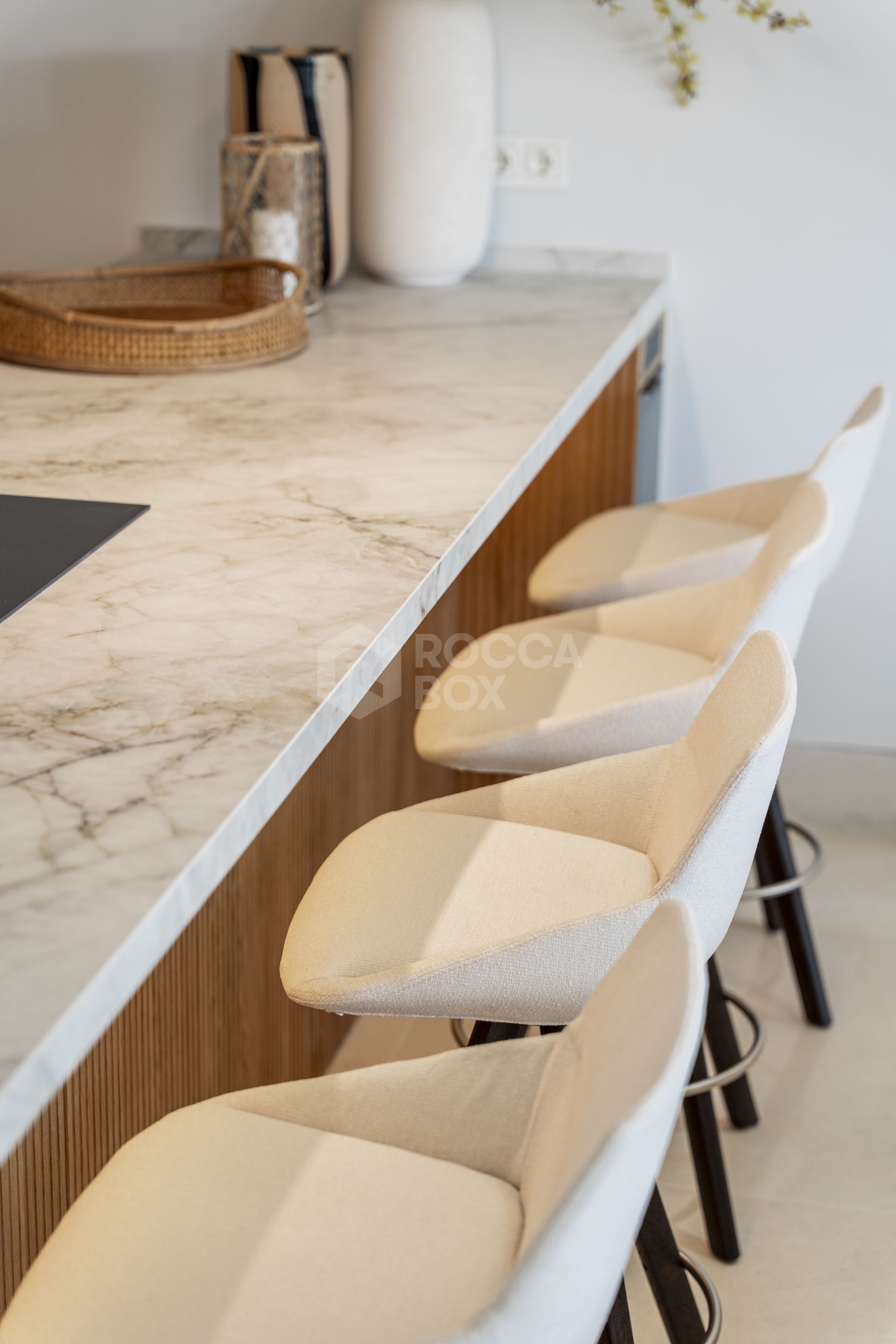 Exquisite New Build Apartment with Panoramic Views and Luxury Amenities