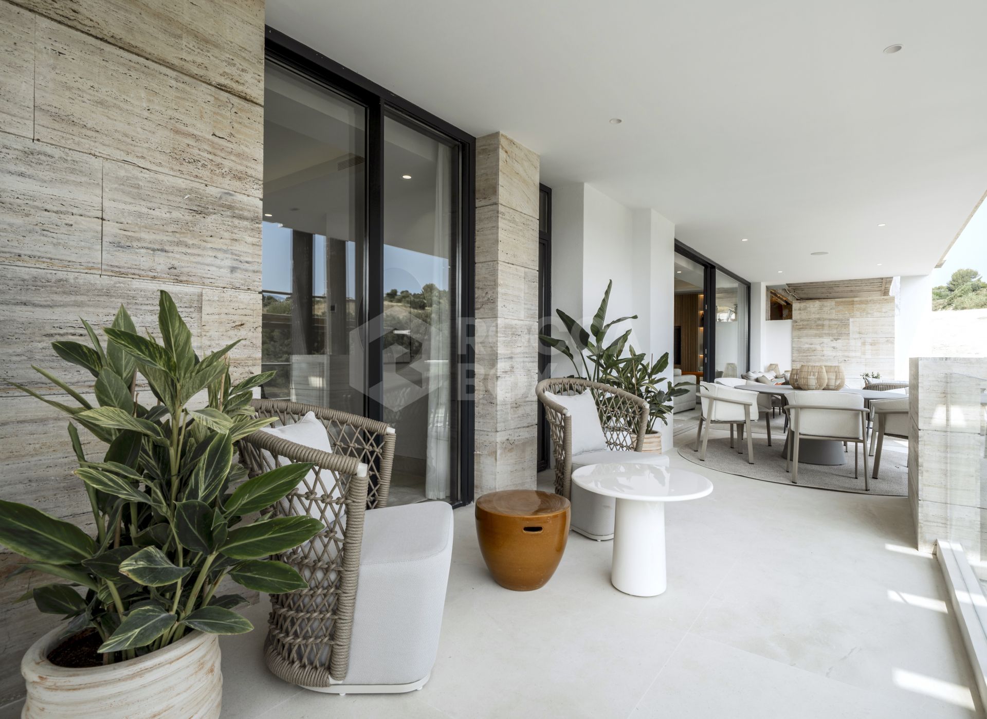 Exquisite New Build Apartment with Panoramic Views and Luxury Amenities