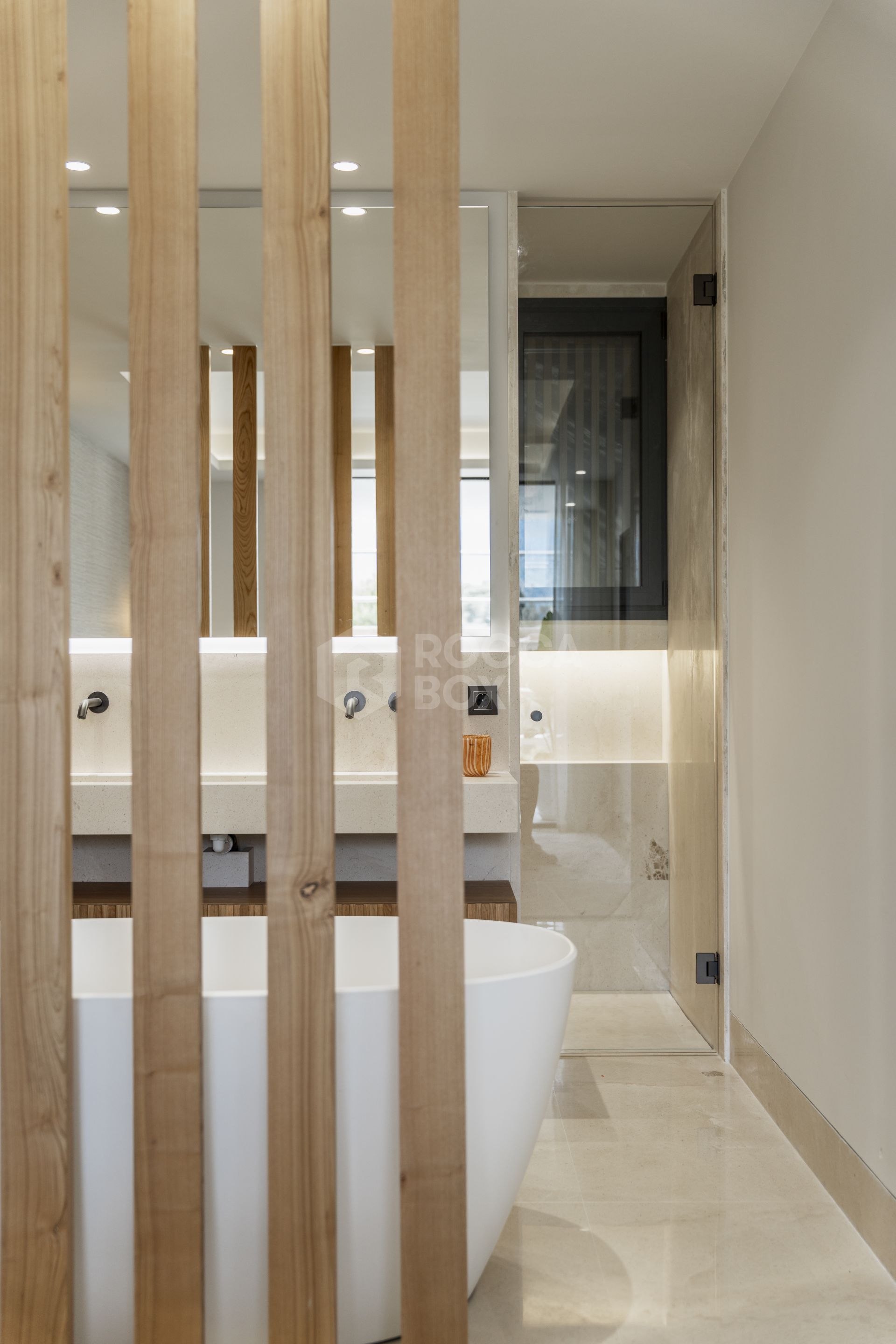 Exquisite New Build Apartment with Panoramic Views and Luxury Amenities