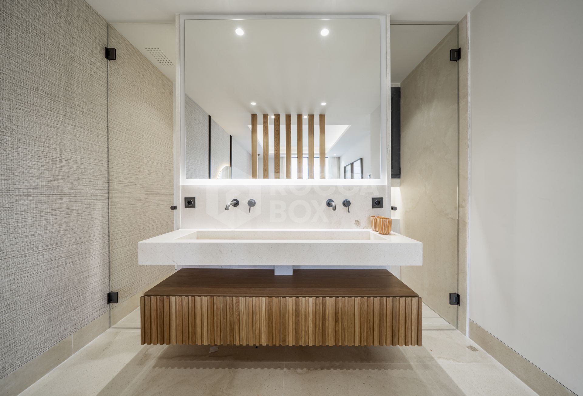 Exquisite New Build Apartment with Panoramic Views and Luxury Amenities