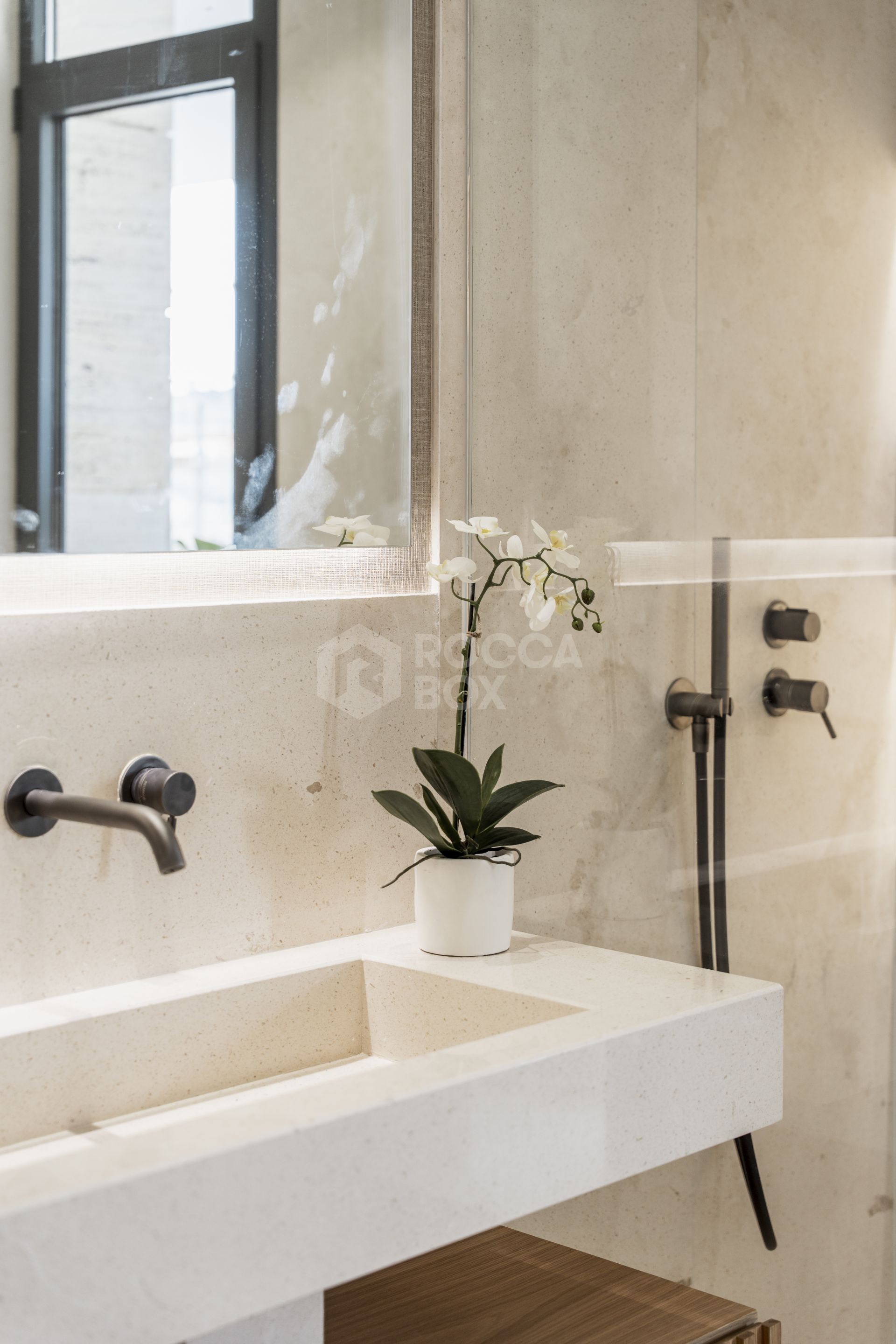 Exquisite New Build Apartment with Panoramic Views and Luxury Amenities