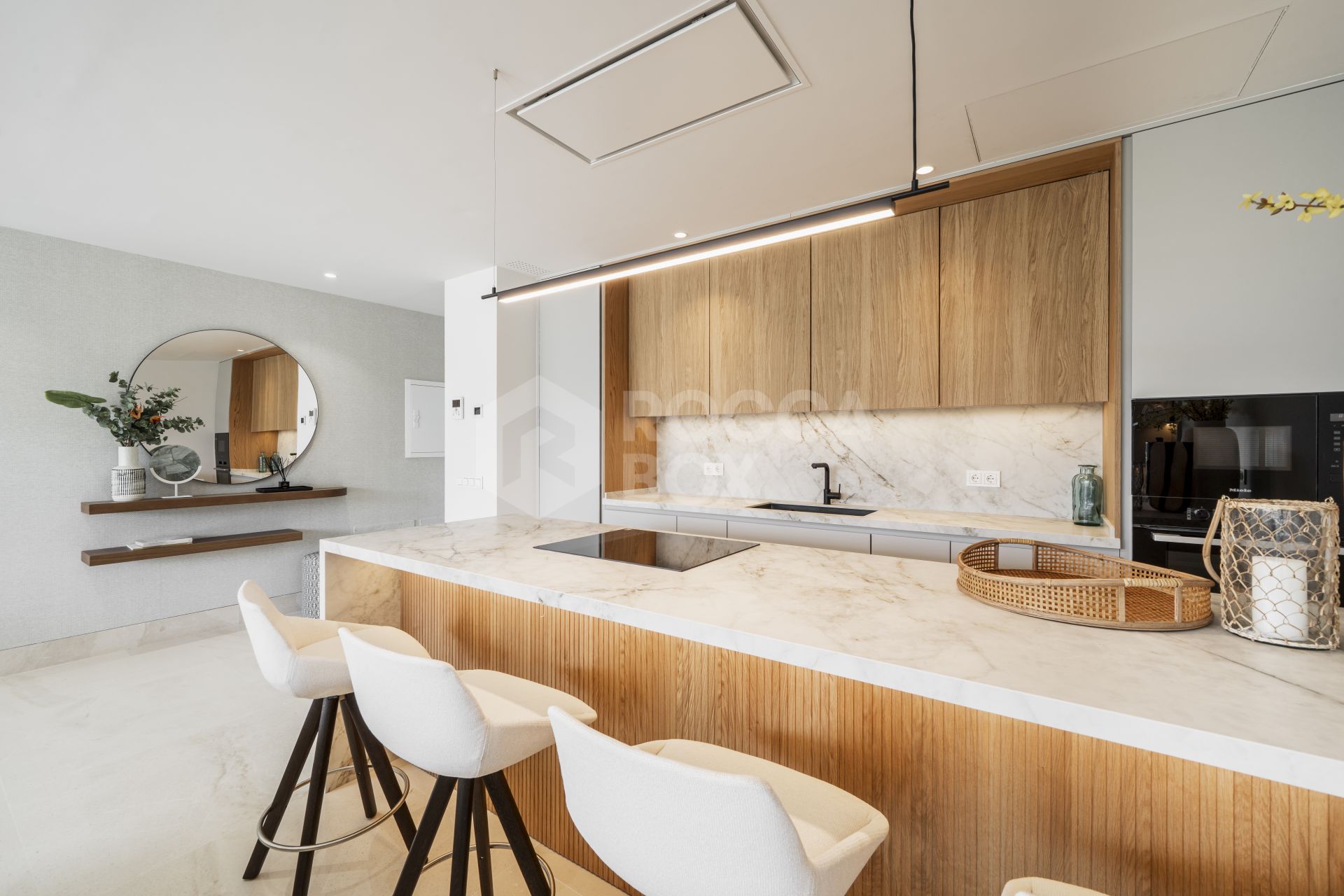 Exquisite New Build Apartment with Panoramic Views and Luxury Amenities