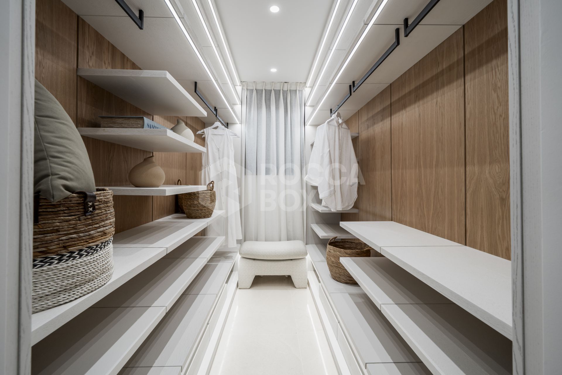 Exquisite New Build Apartment with Panoramic Views and Luxury Amenities