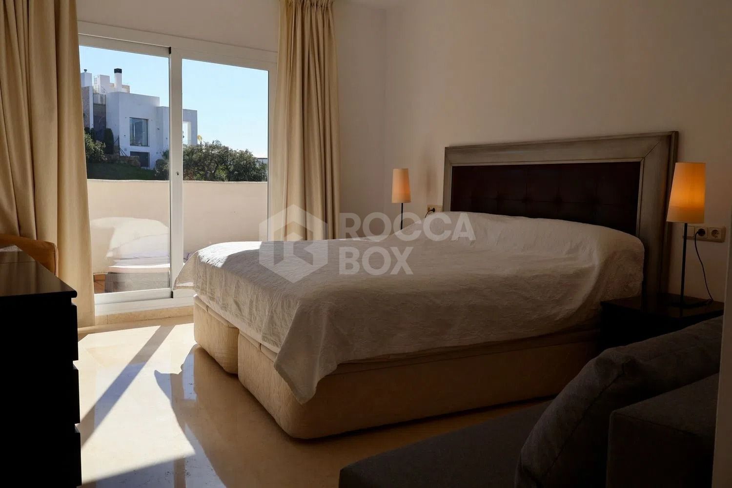 Luxury Penthouse with Panoramic Sea Views and Exceptional Amenities