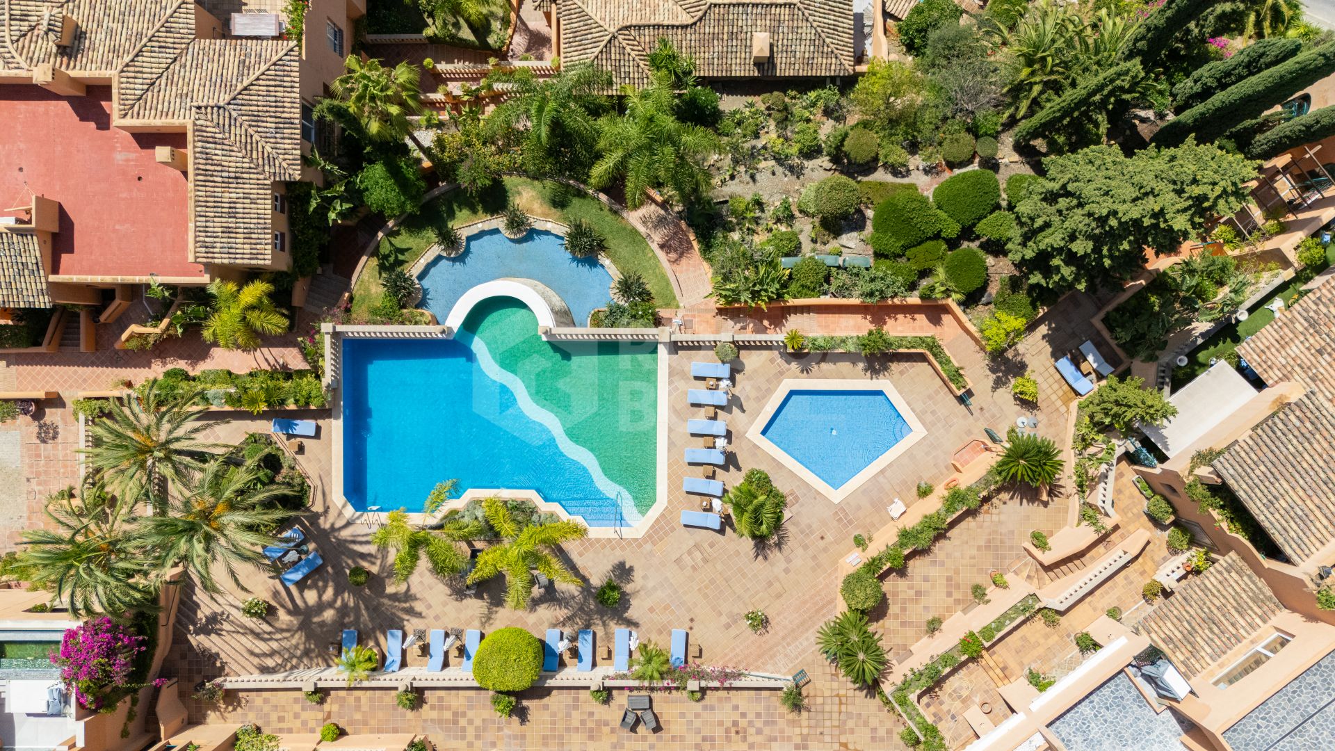 Contemporary Scandinavian-Style Penthouse with Panoramic Sea Views