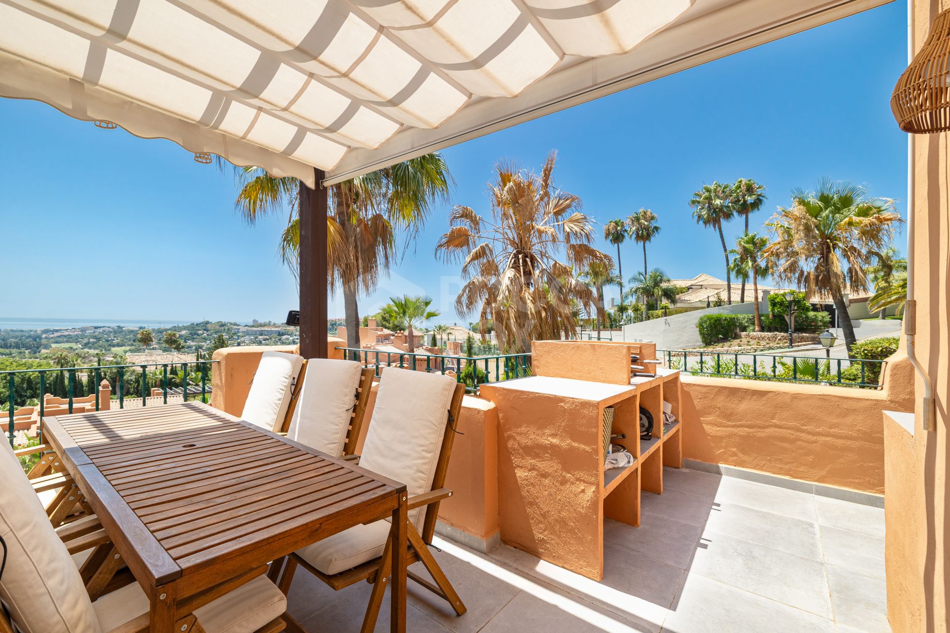 Contemporary Scandinavian-Style Penthouse with Panoramic Sea Views