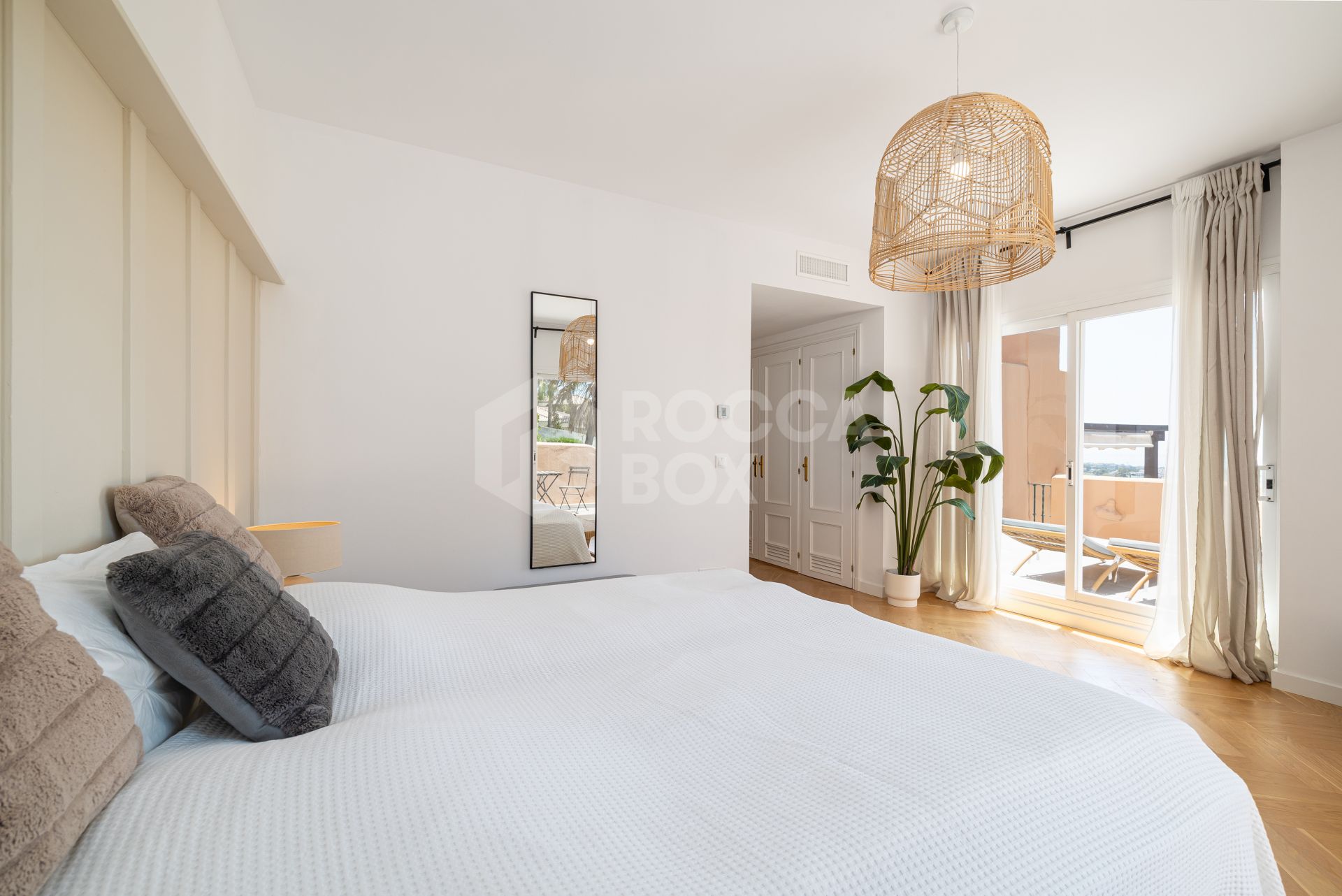 Contemporary Scandinavian-Style Penthouse with Panoramic Sea Views