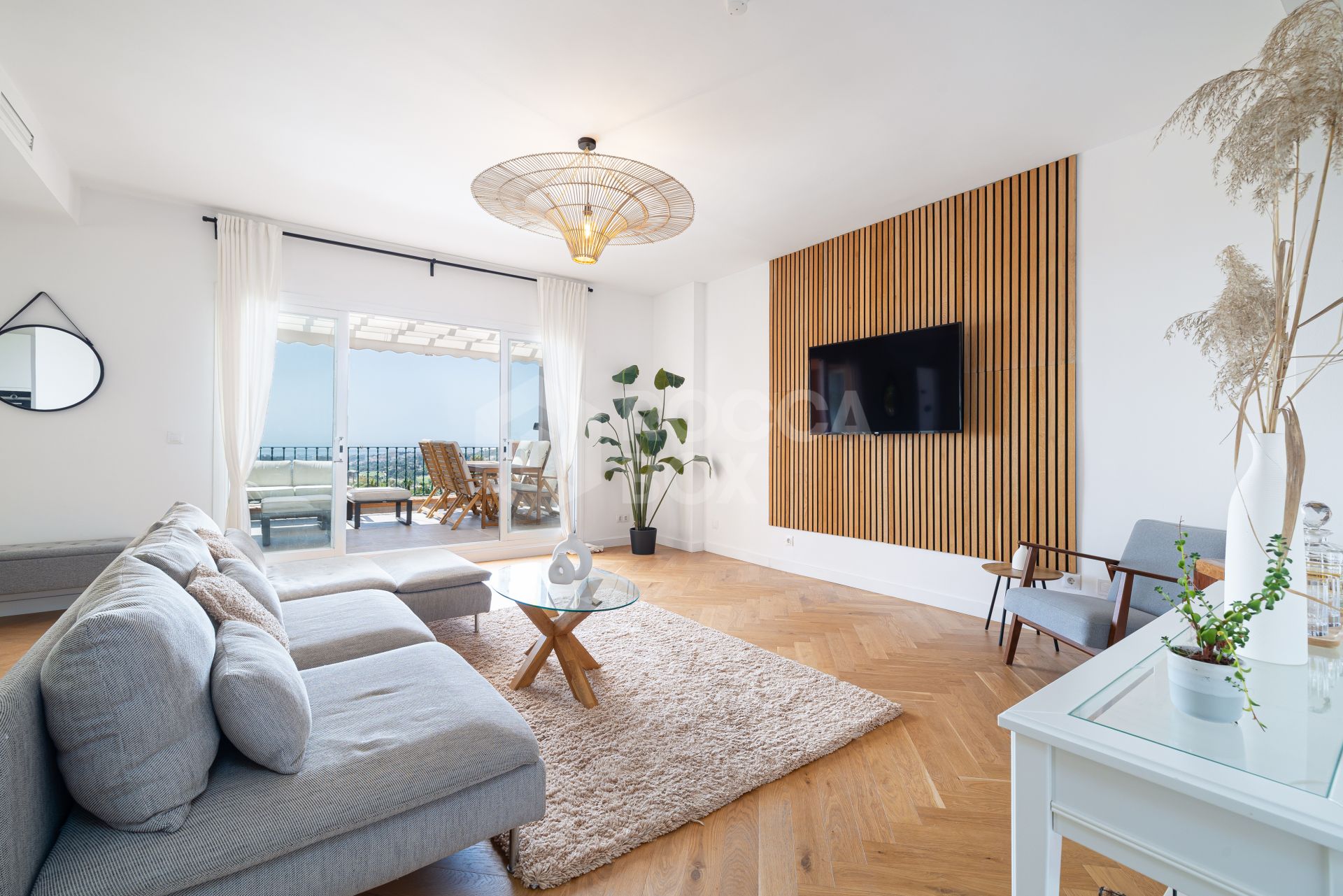 Contemporary Scandinavian-Style Penthouse with Panoramic Sea Views