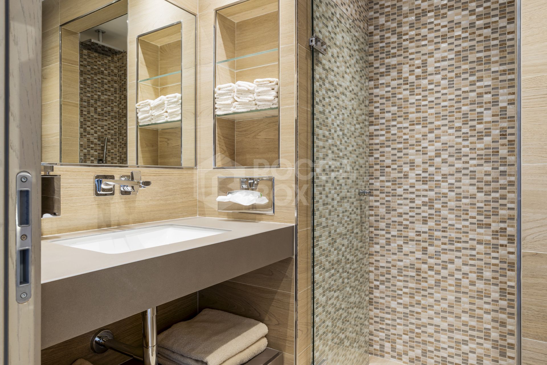 Exquisite Four-Bedroom Luxury Penthouse with Panoramic Views and Exceptional Amenities