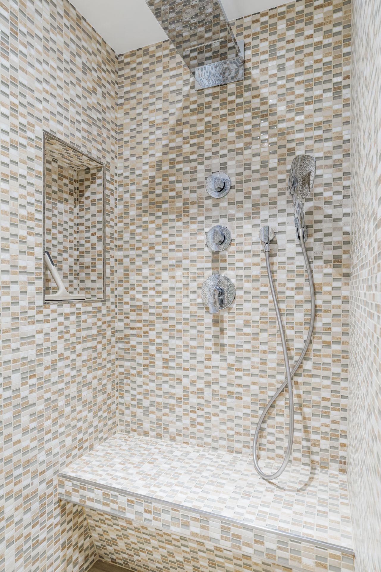 Exquisite Four-Bedroom Luxury Penthouse with Panoramic Views and Exceptional Amenities