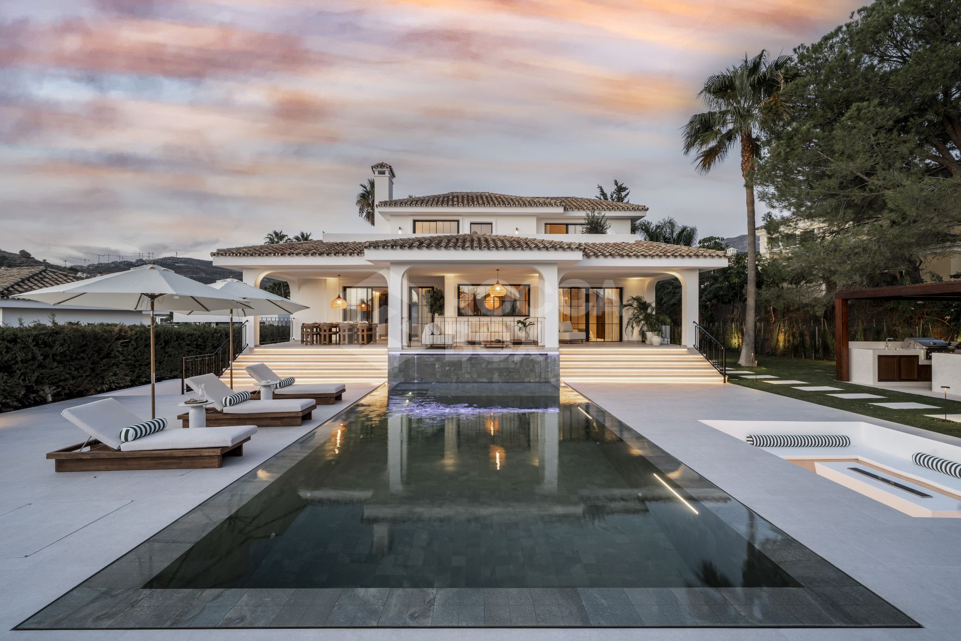 Exquisite Five-Bedroom Luxury Villa with Sea and Golf Views in Nueva Andalucia