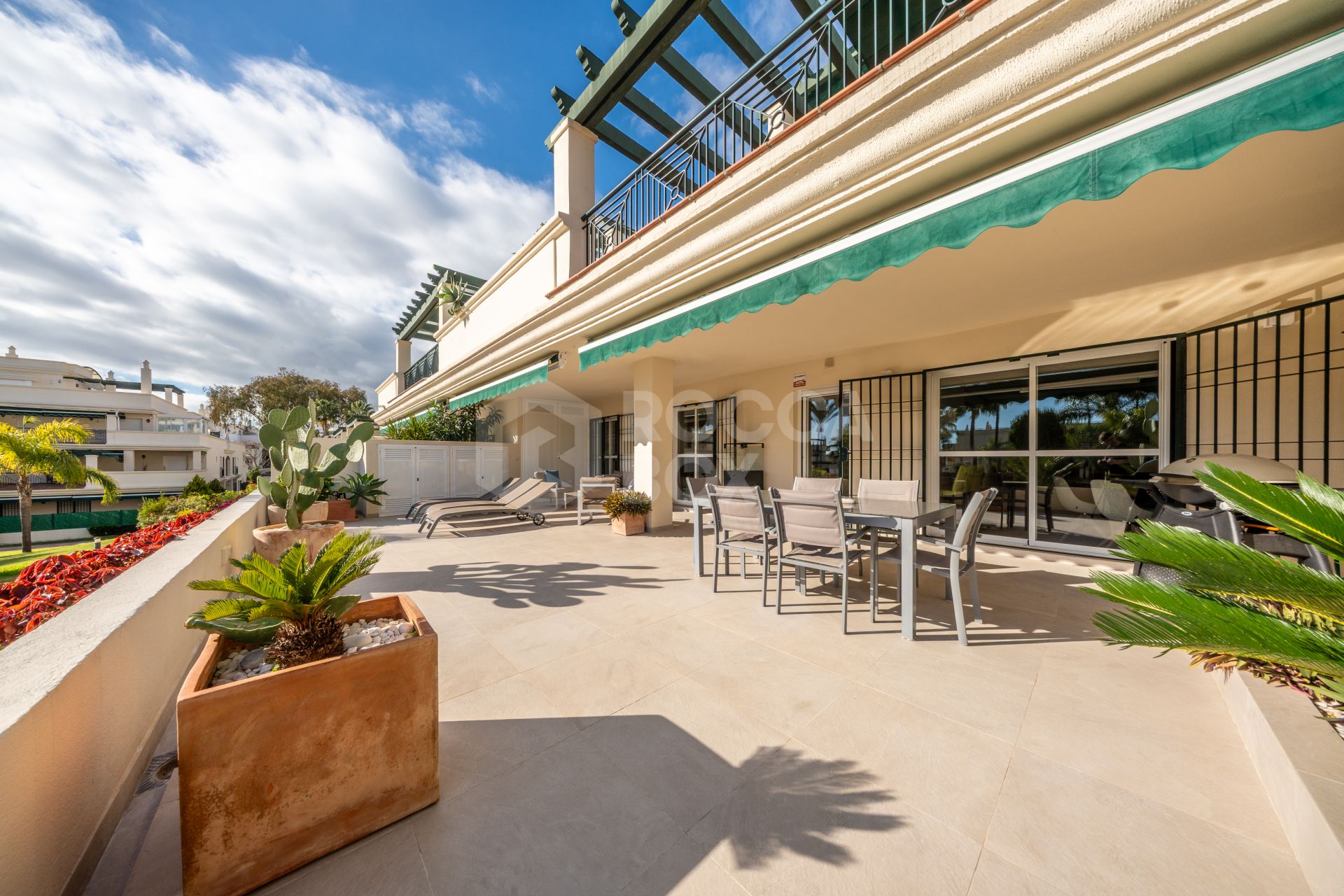 Stylish Renovated 2-Bed Apartment in Gated Community, Minutes from Puerto Banús