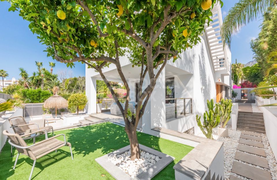 Stunning Contemporary Villa in Prime Golden Mile Location