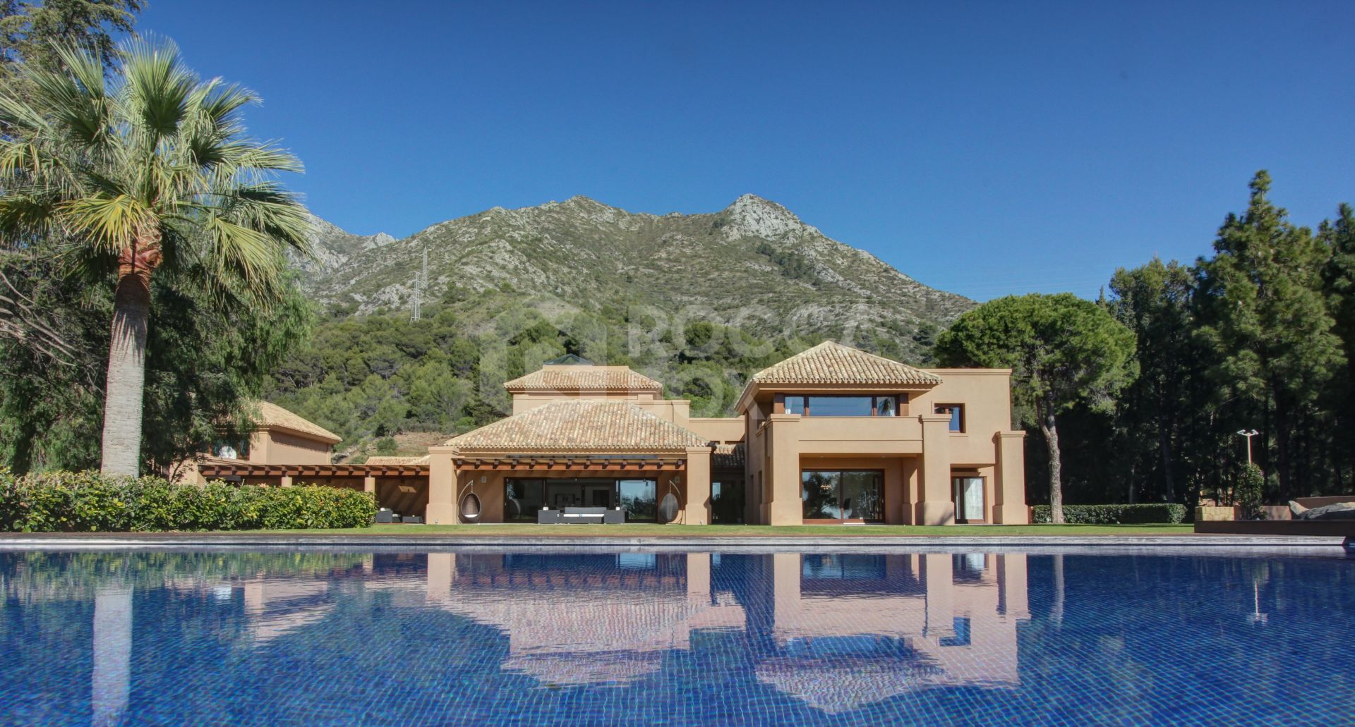 Exquisite Luxury Villa in Cascada de Camojan