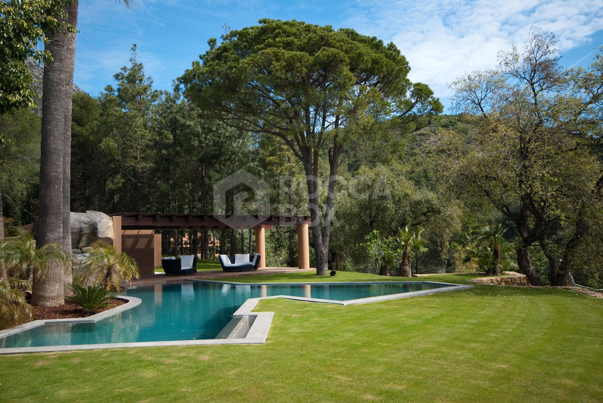 Exquisite Luxury Villa in Cascada de Camojan