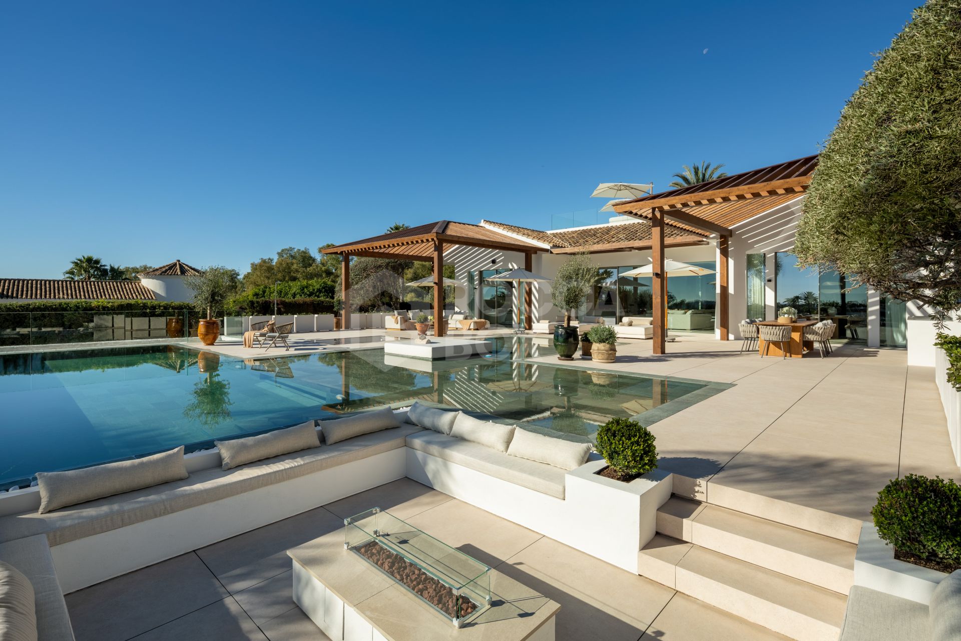 Exquisite Frontline Golf Villa with Breathtaking Views in Nueva Andalucía