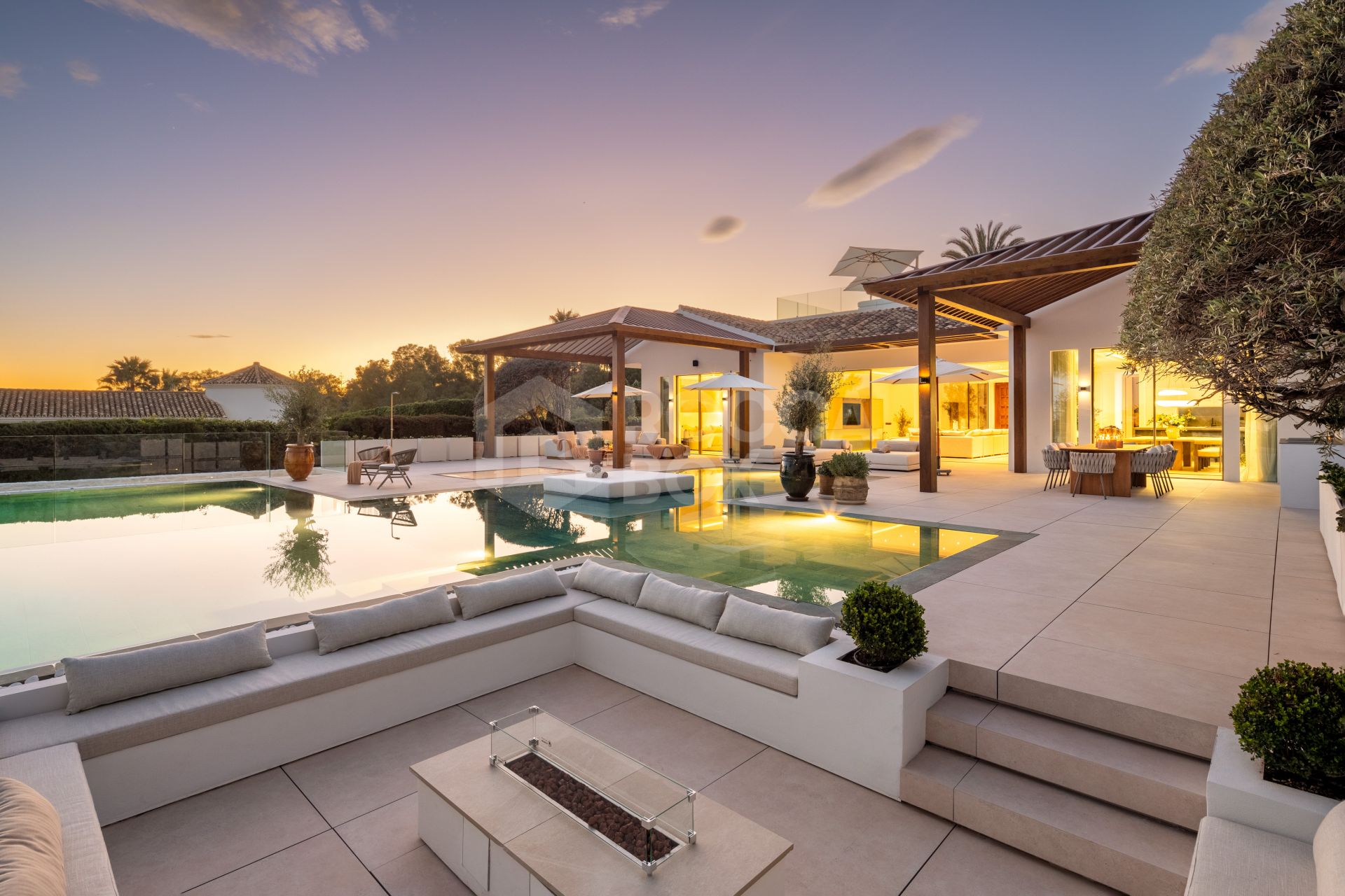 Exquisite Frontline Golf Villa with Breathtaking Views in Nueva Andalucía