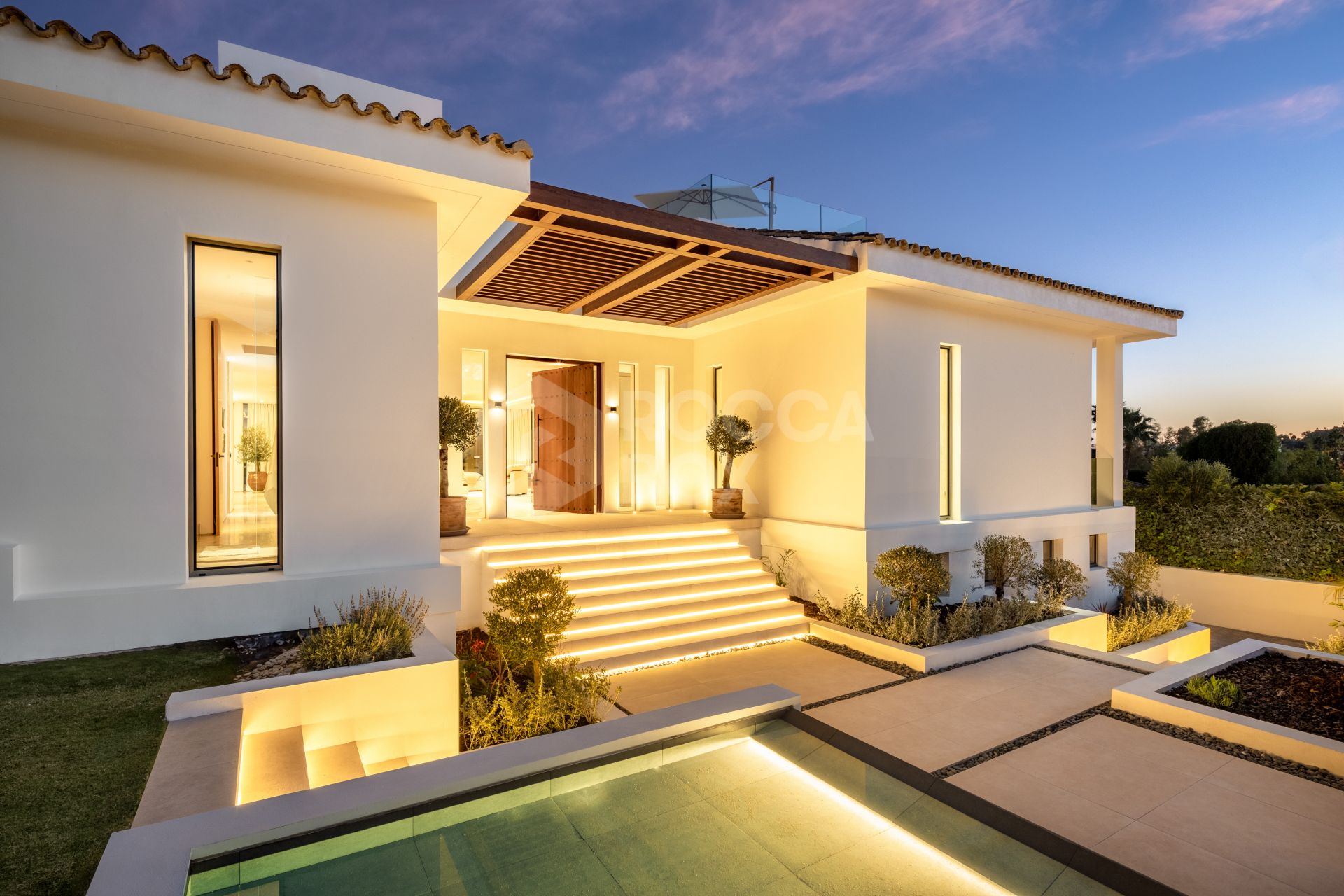 Exquisite Frontline Golf Villa with Breathtaking Views in Nueva Andalucía